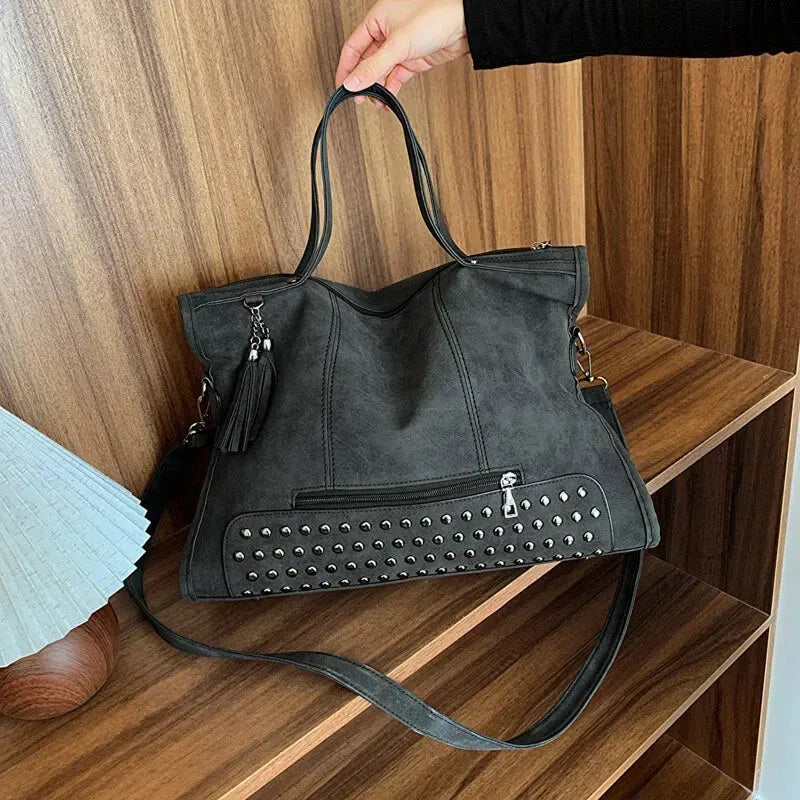 Grand sac à main bandoulière avec dessous clouté et charms pompon Giulia
