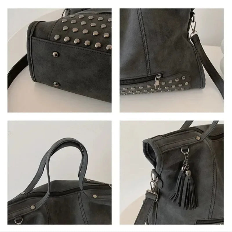 Grand sac à main bandoulière avec dessous clouté et charms pompon Giulia