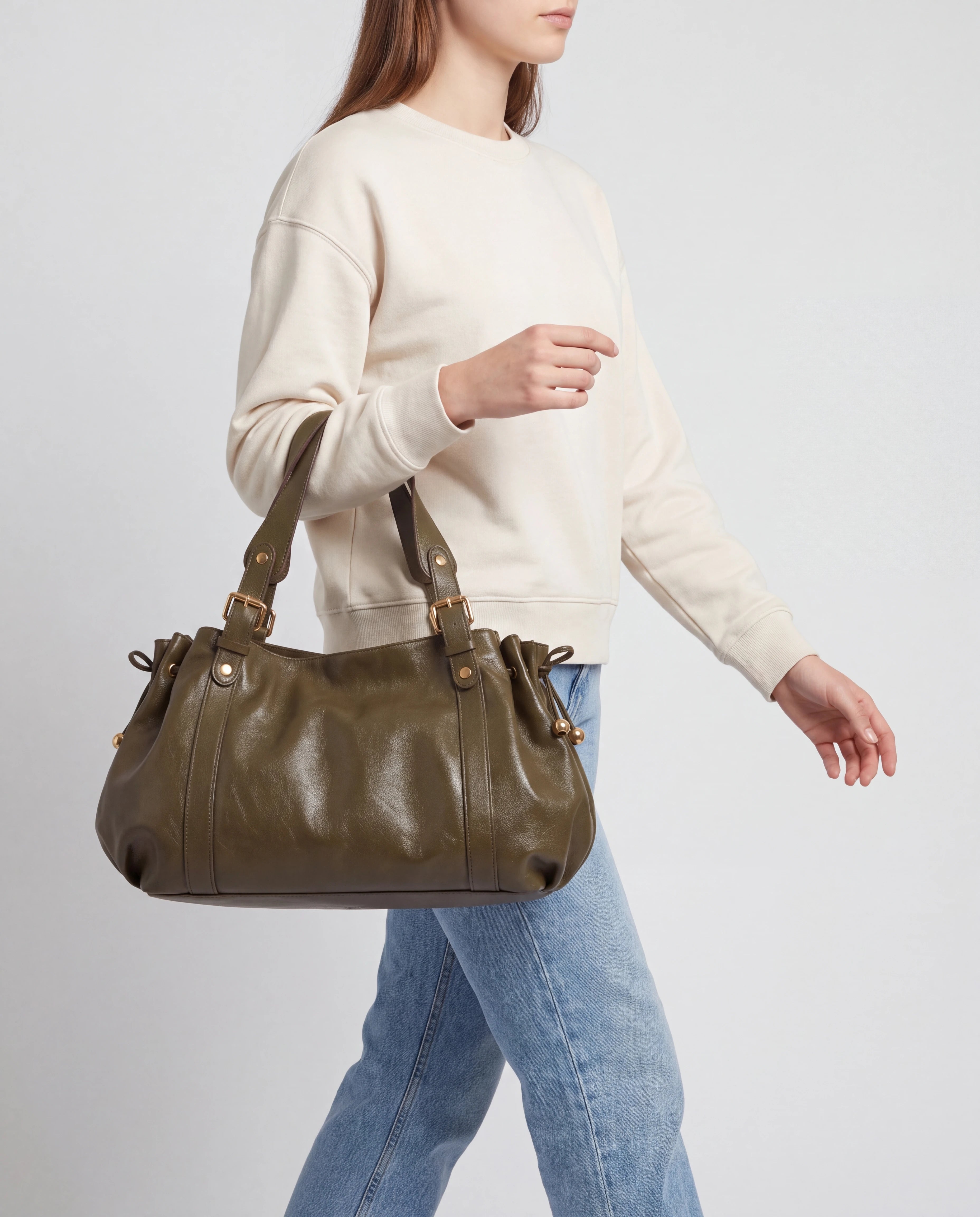 Grand sac à main de cours bowling souple Enora coloris Kaki — porté à la main, en marche