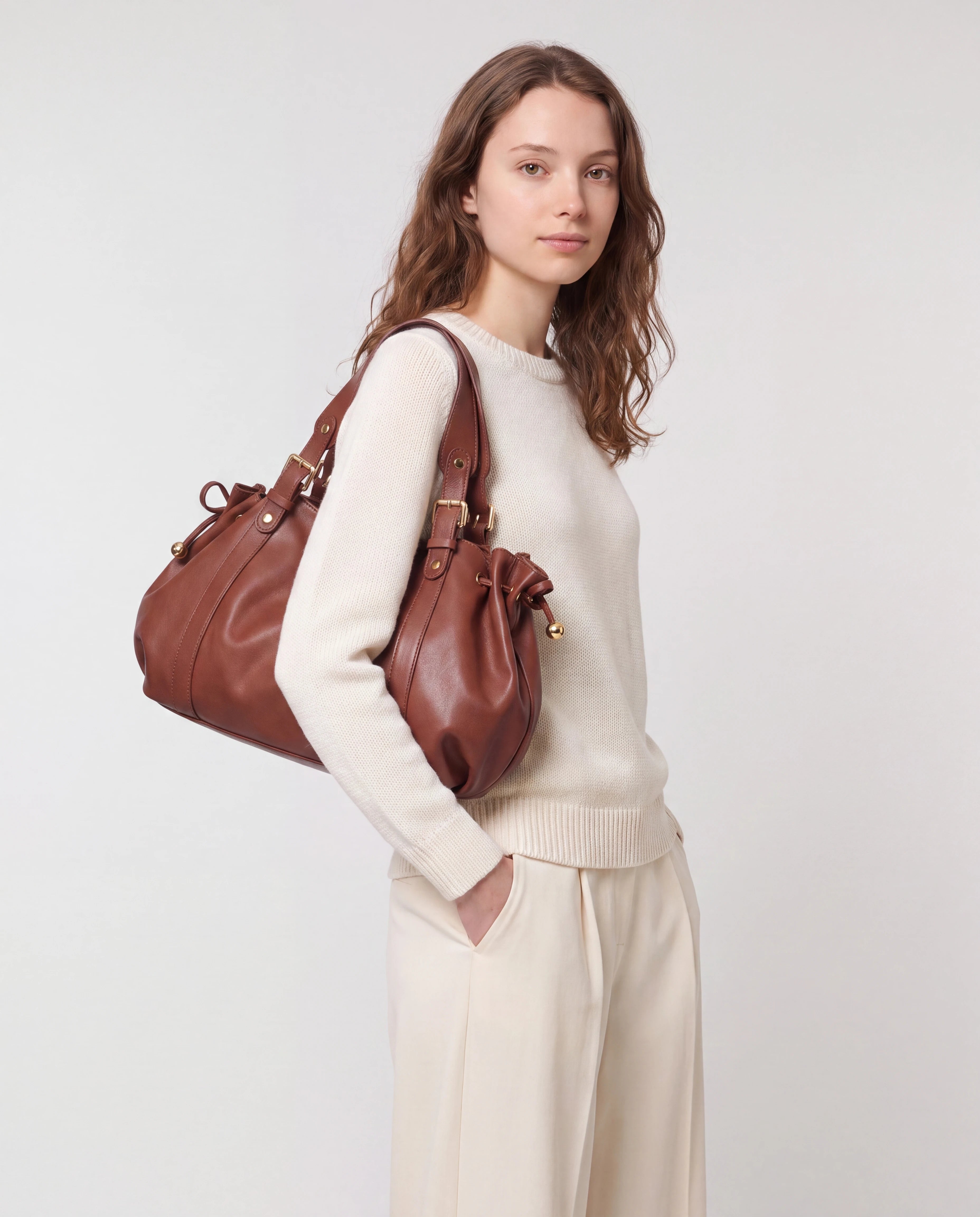 Grand sac à main de cours bowling souple Enora coloris Marron — porté à l'épaule, main dans la poche