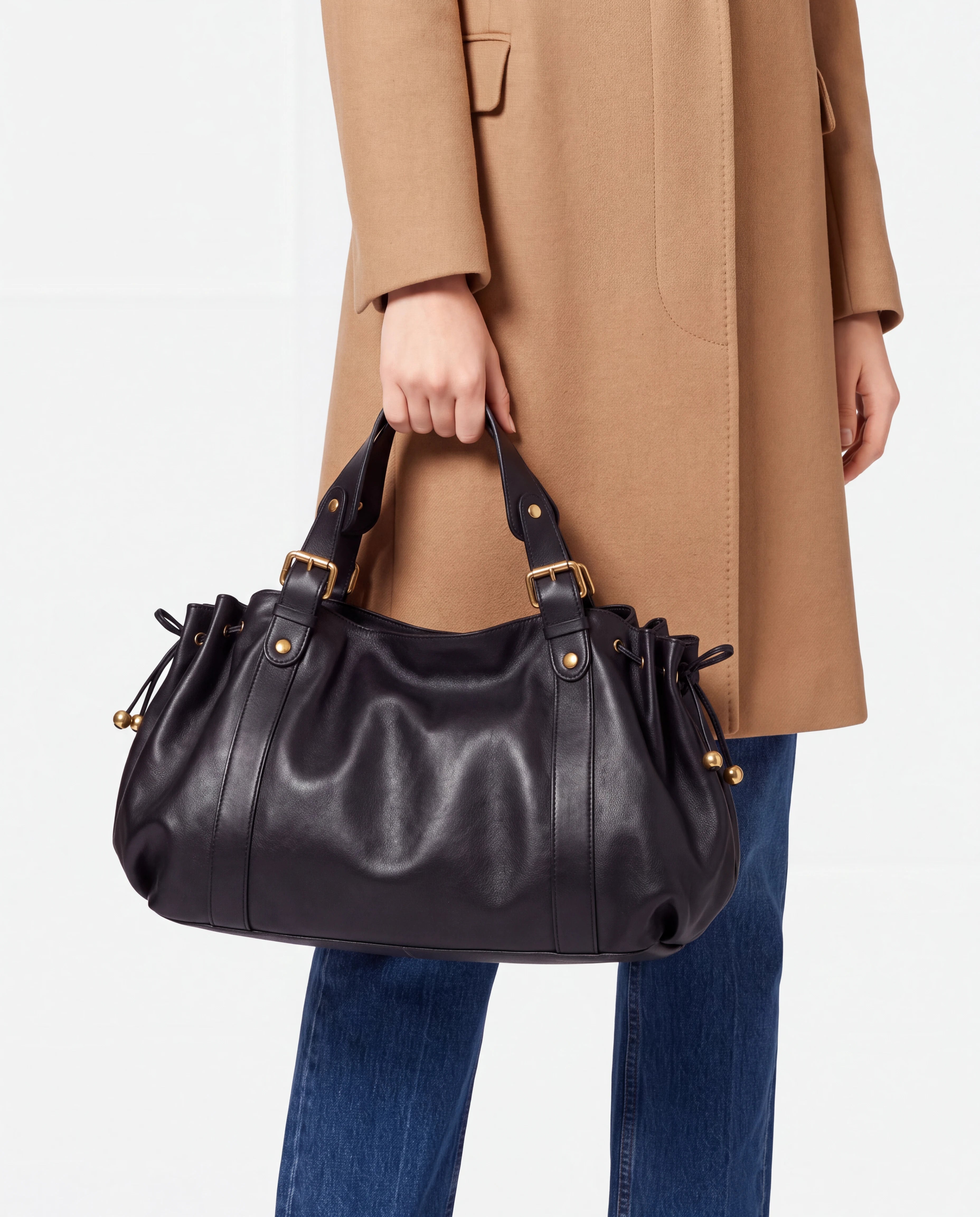 Grand sac à main de cours bowling souple Enora coloris Noir — porté à la main par ses deux anses