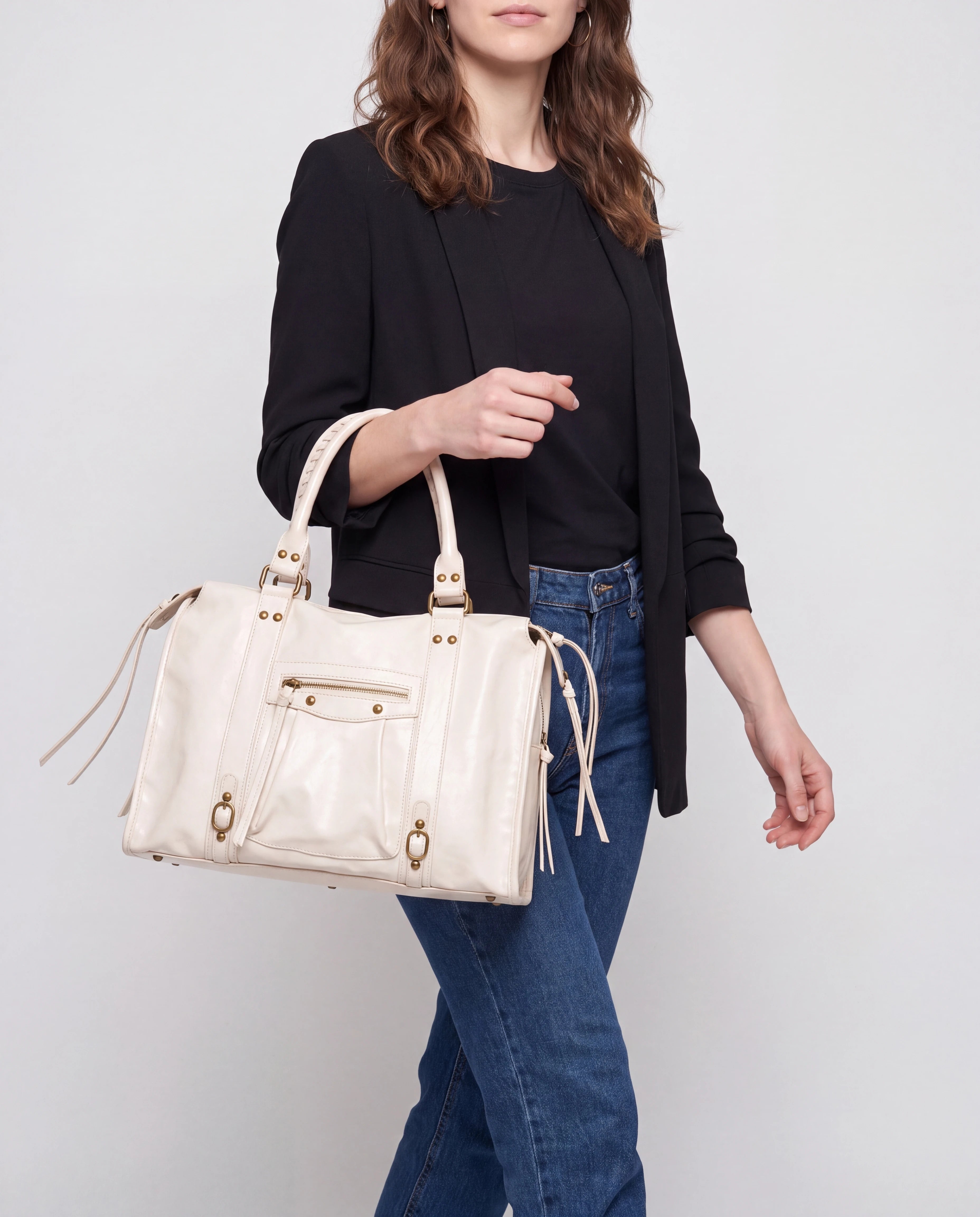 Grand sac à main de cours vintage à franges et bandoulière Laurine coloris Blanc — porté à la main, en marche