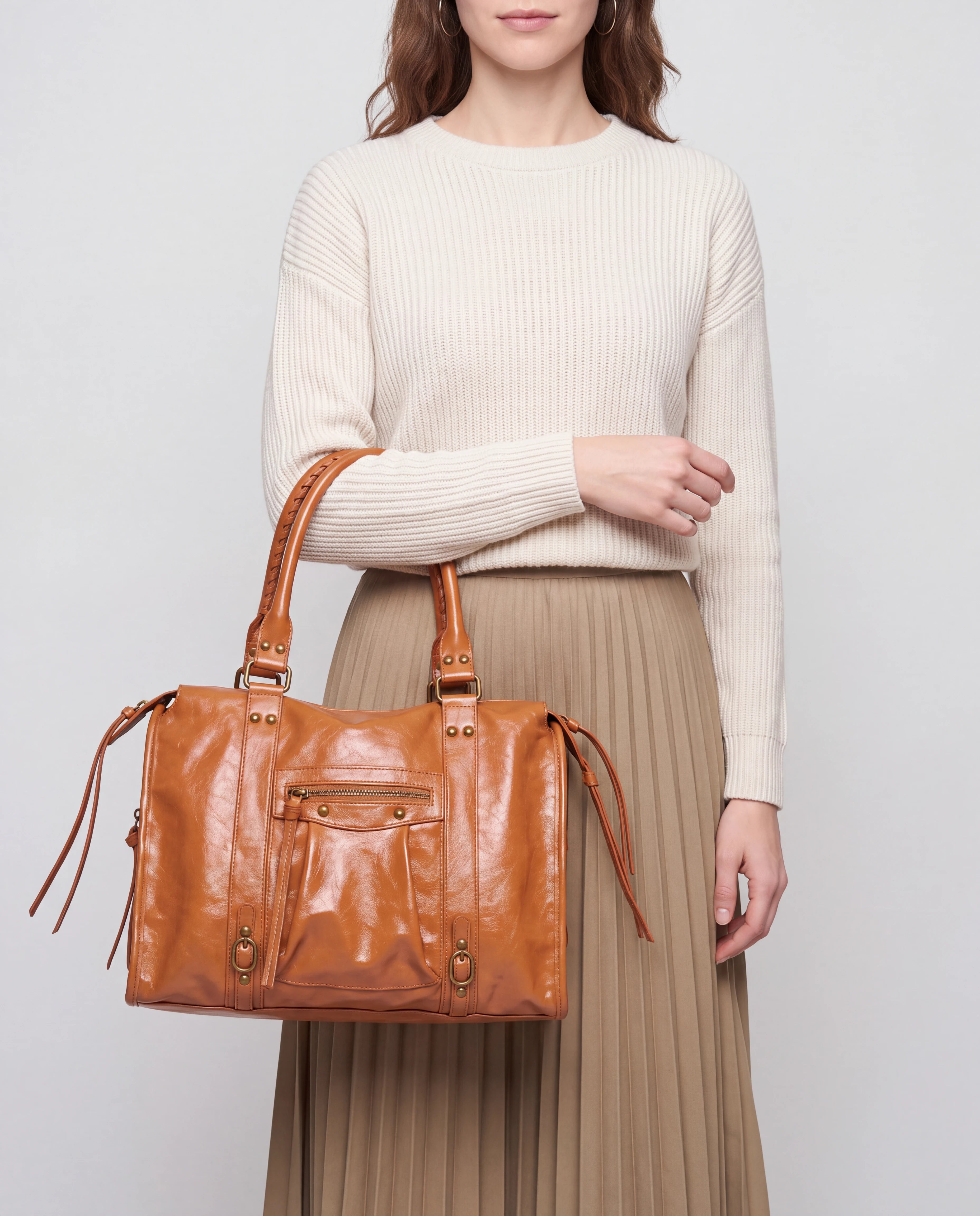Grand sac à main de cours vintage à franges et bandoulière Laurine coloris Marron — porté au creux du bras
