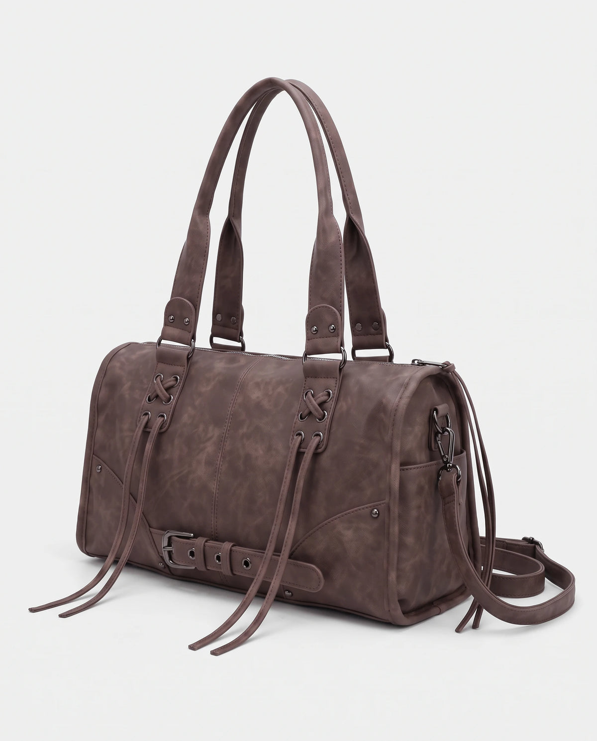 Grand sac à main bowling bandoulière style motard à lacets Avril coloris Brun Cacao, vue de trois quarts sur la poche latérale, l'anneau et le mousqueton de la bandoulière