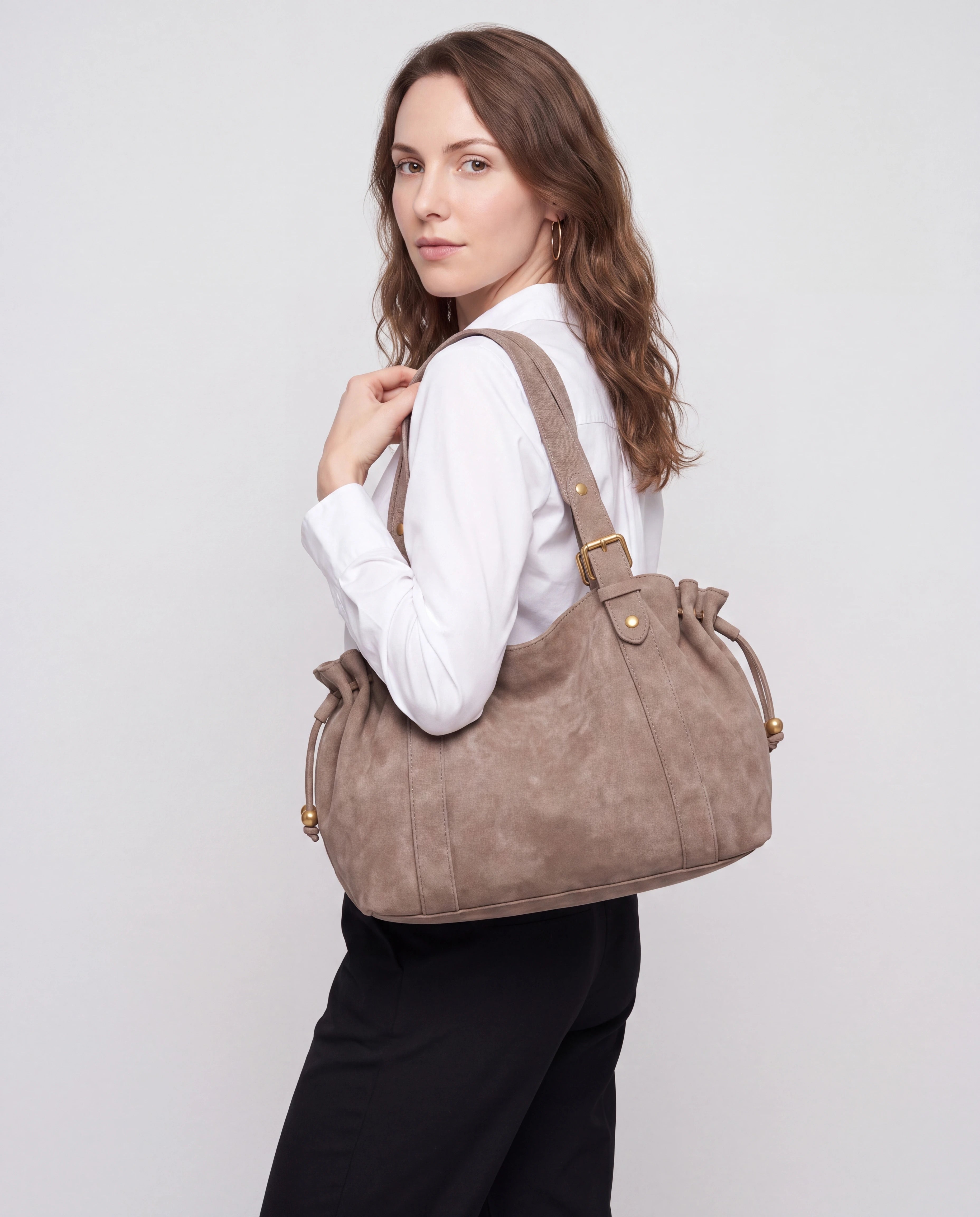 Grand sac à main de cours bowling en suédine Océane coloris Taupe, porté à l'épaule