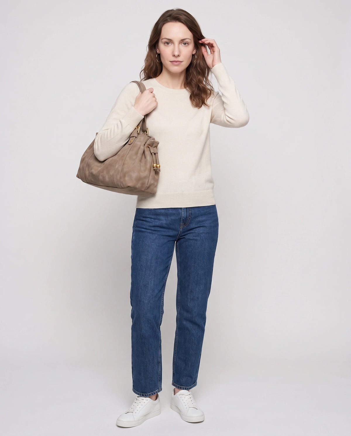 Grand sac à main de cours bowling en suédine Océane coloris Taupe, porté à l'épaule, calé haut sous le bras
