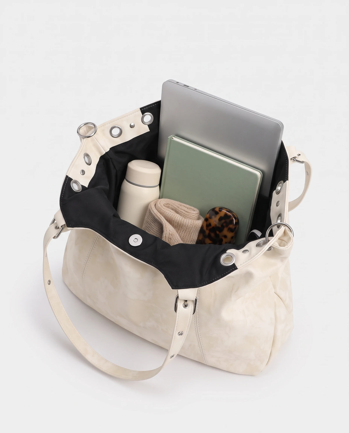 Große Hobo-Handtasche im Vintage-Look mit Ösen Billie in Wollweiß, Innenraum mit Laptop und A4-Heft