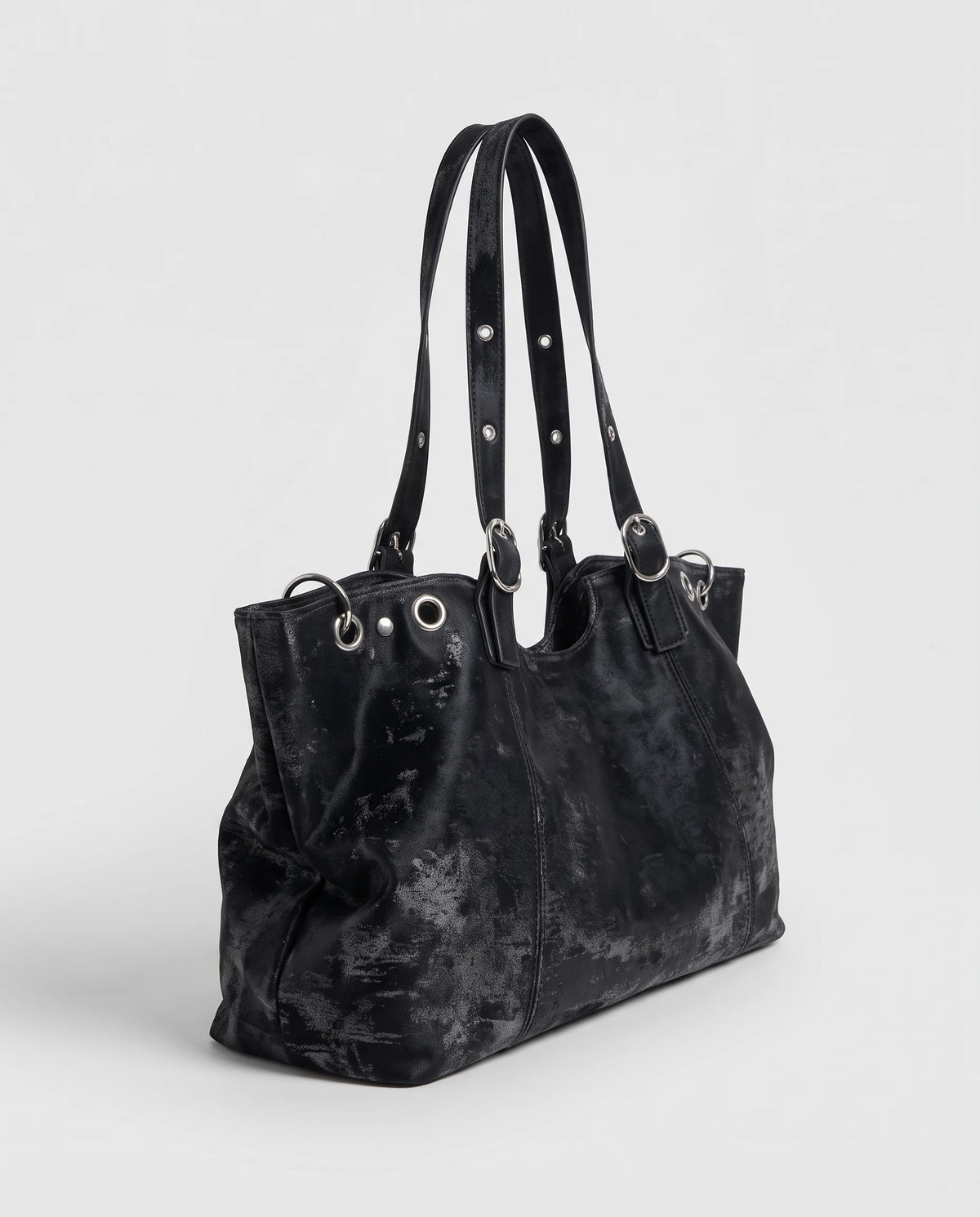 Große Hobo-Handtasche im Vintage-Look mit Ösen Billie in Schwarz, Dreiviertelansicht auf die Tiefe und die silbernen Ringe