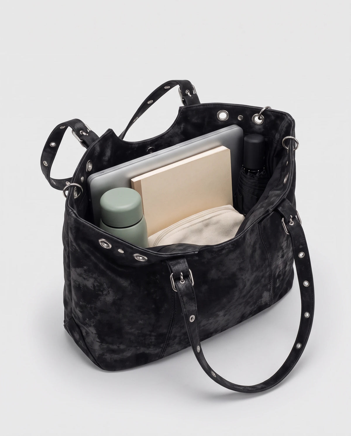 Große Hobo-Handtasche im Vintage-Look mit Ösen Billie in Schwarz, Innenraum mit Laptop und A4-Heft