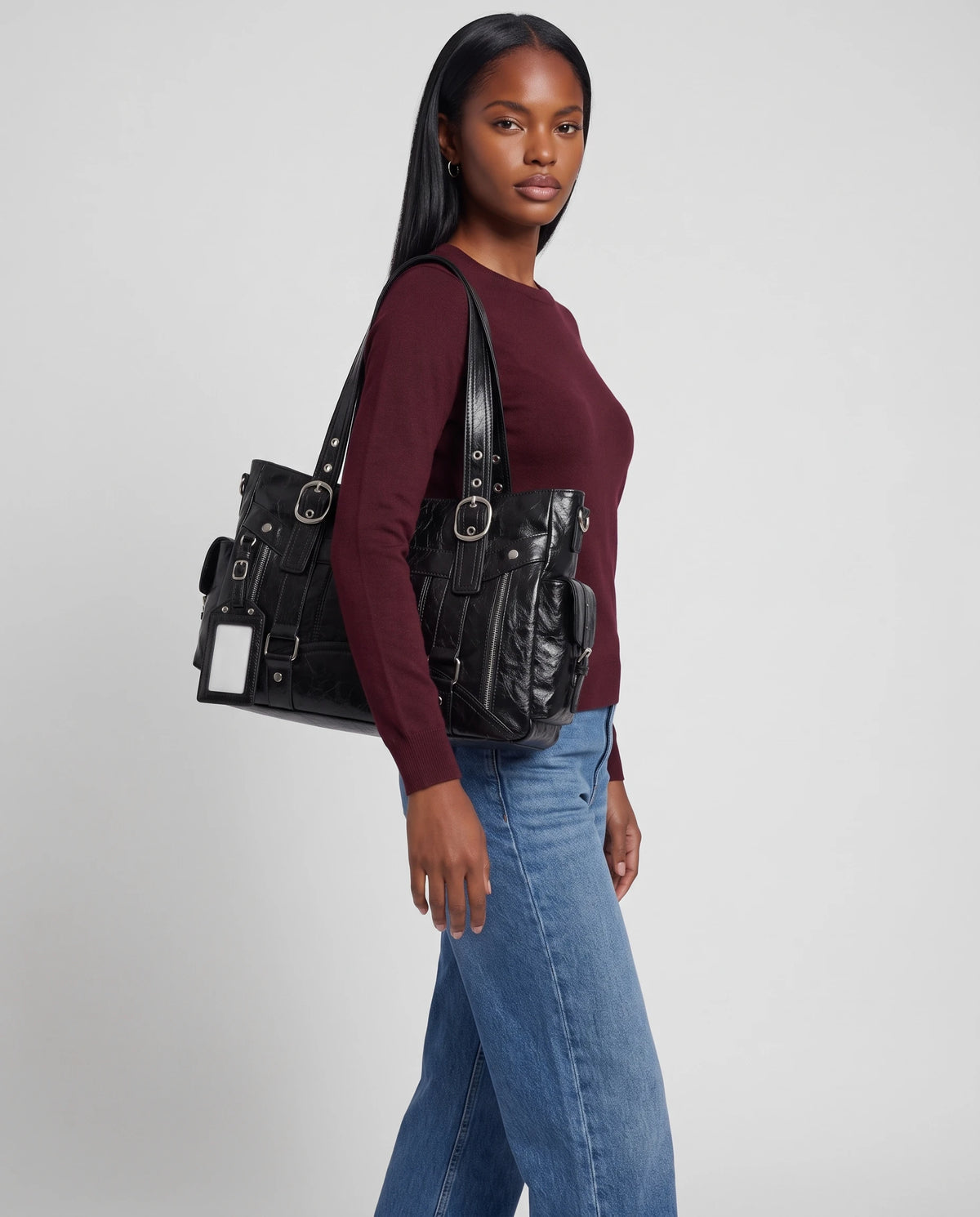Grand sac à main cabas de cours style motard à boucles Pia coloris Noir, porté à l'épaule, calé sous le bras