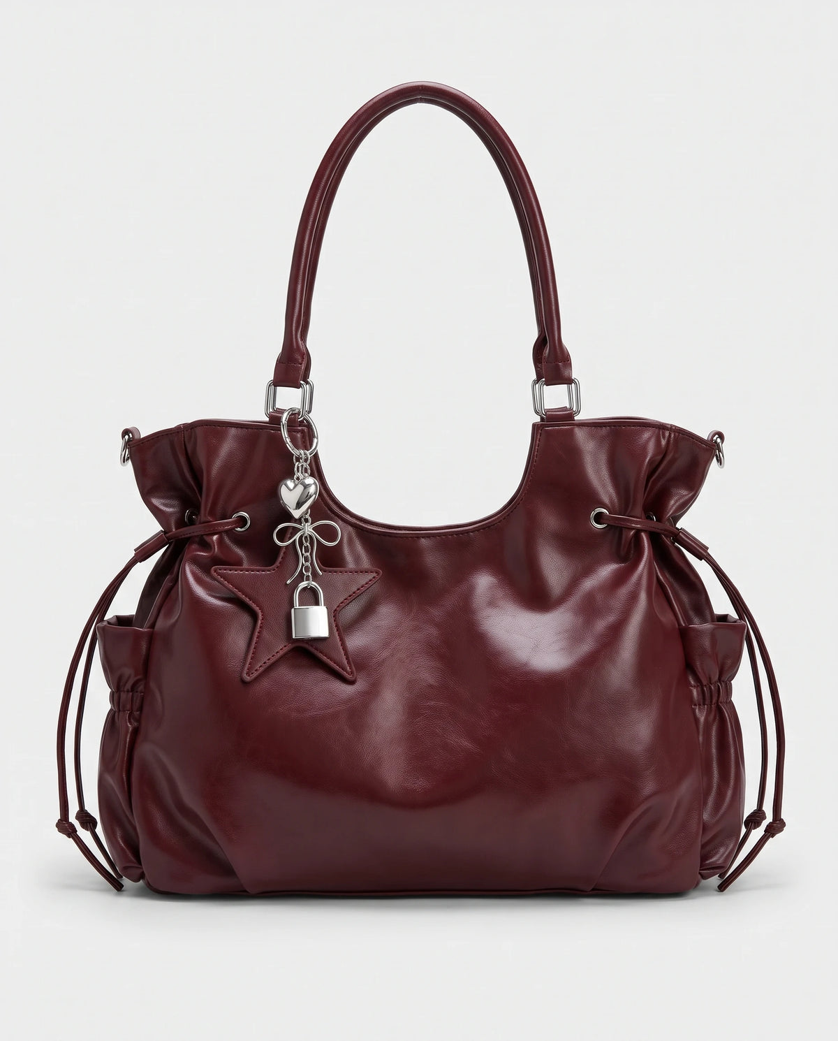 Grand sac à main hobo de cours bandoulière à breloque étoile Lyra coloris Bordeaux, packshot studio de face