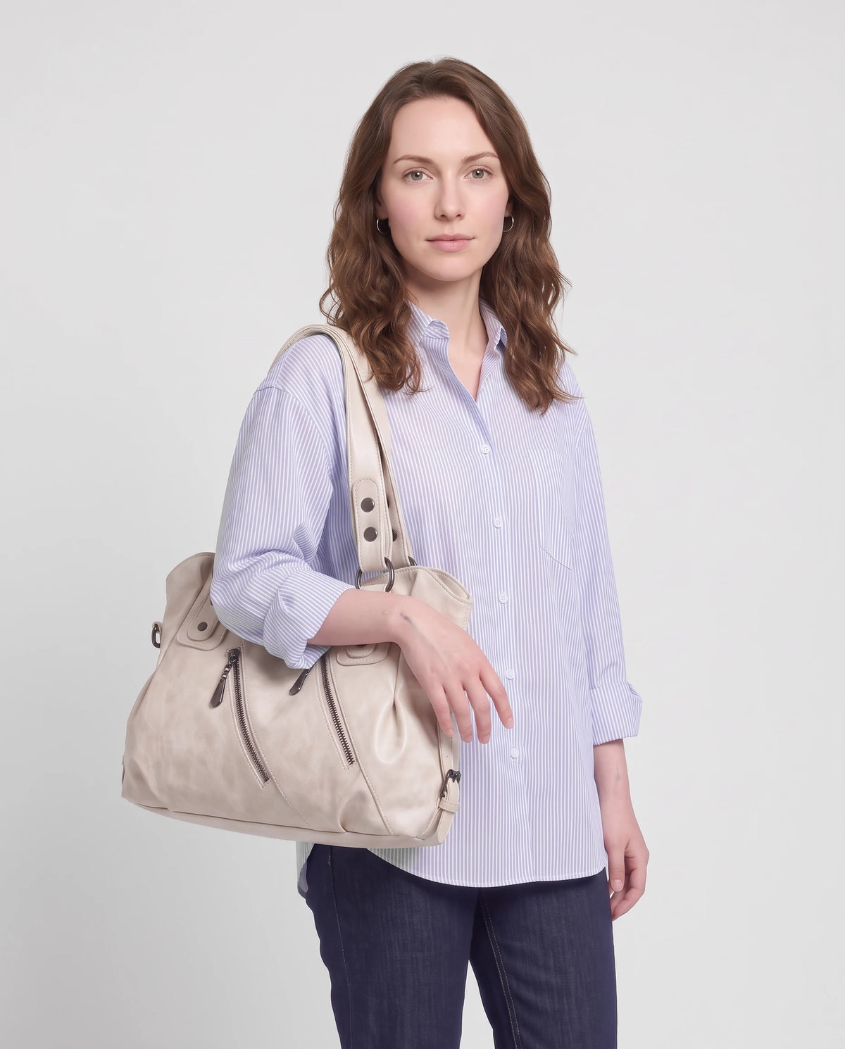 Grand sac à main hobo bandoulière style motard à zips Thelma coloris Blanc Cassé, porté à l'épaule
