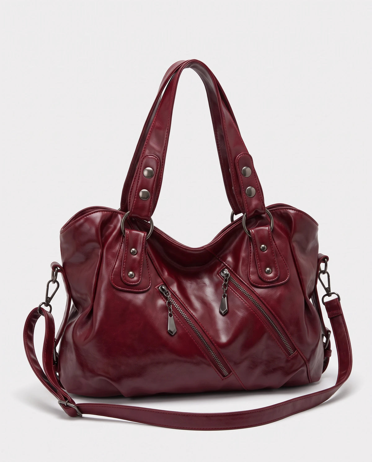Grand sac à main hobo bandoulière style motard à zips Thelma coloris Bordeaux, packshot studio de face