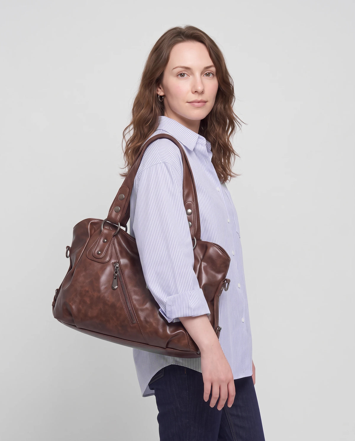 Grand sac à main hobo bandoulière style motard à zips Thelma coloris Marron Châtaigne, porté à l'épaule, vue de profil