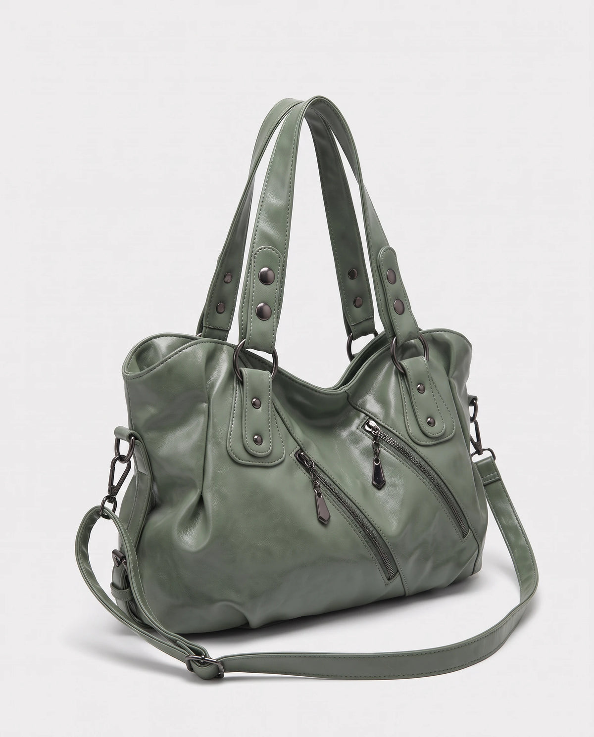 Grand sac à main hobo bandoulière style motard à zips Thelma coloris Vert Sauge, packshot studio de trois quarts