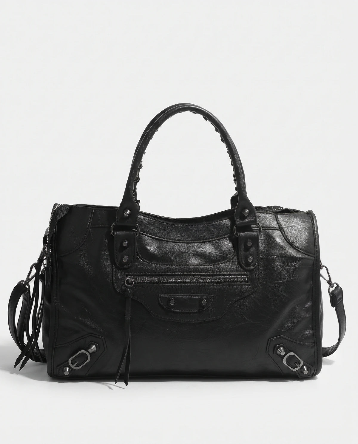 Große Handtasche im Biker-Stil mit Nieten und Fransen Joan in Schwarz, Studio-Packshot von vorne