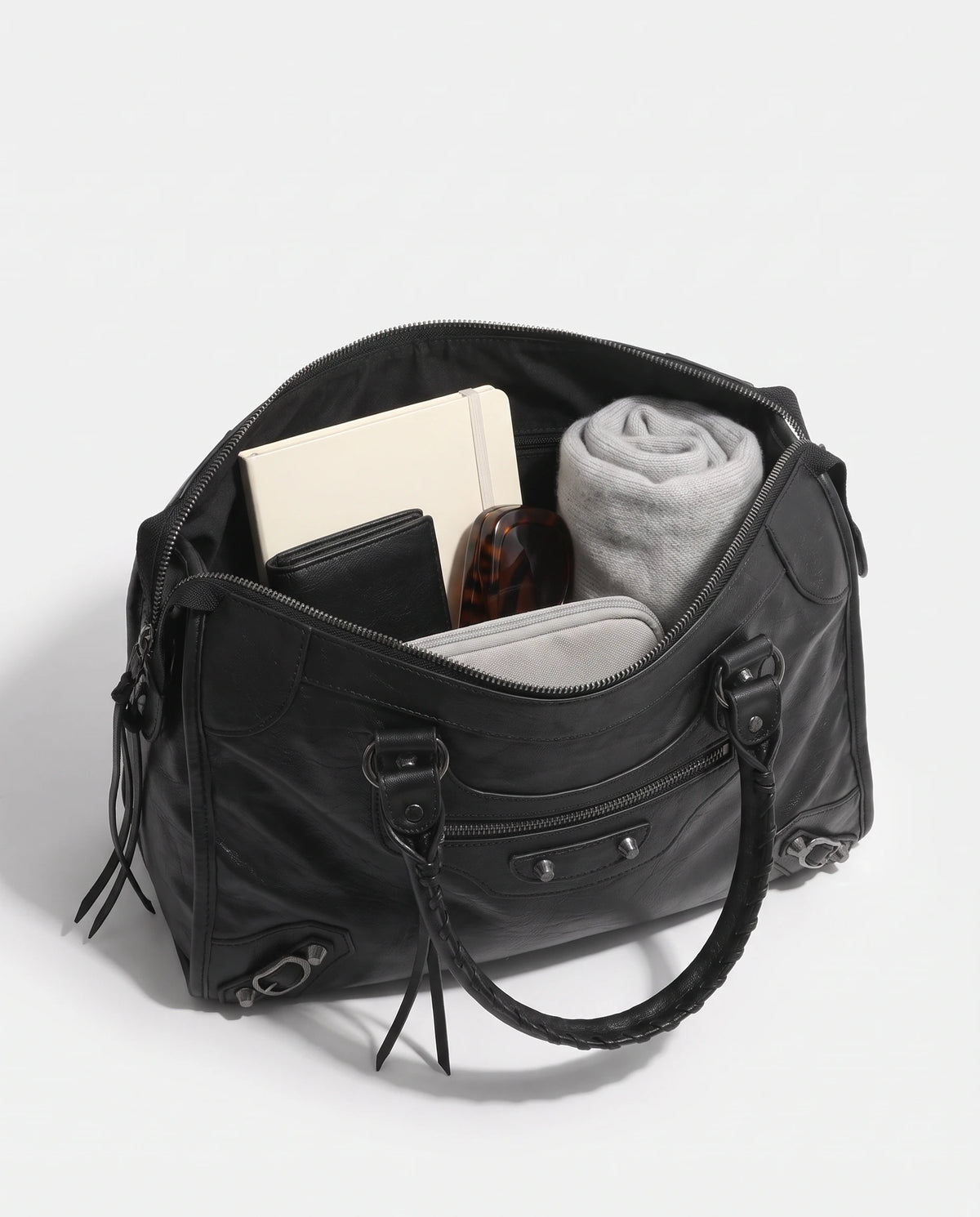 Große Handtasche im Biker-Stil mit Nieten und Fransen Joan in Schwarz, Innenraum mit Notizbuch, Geldbörse, Brillenetui, Kosmetiktasche und Schal