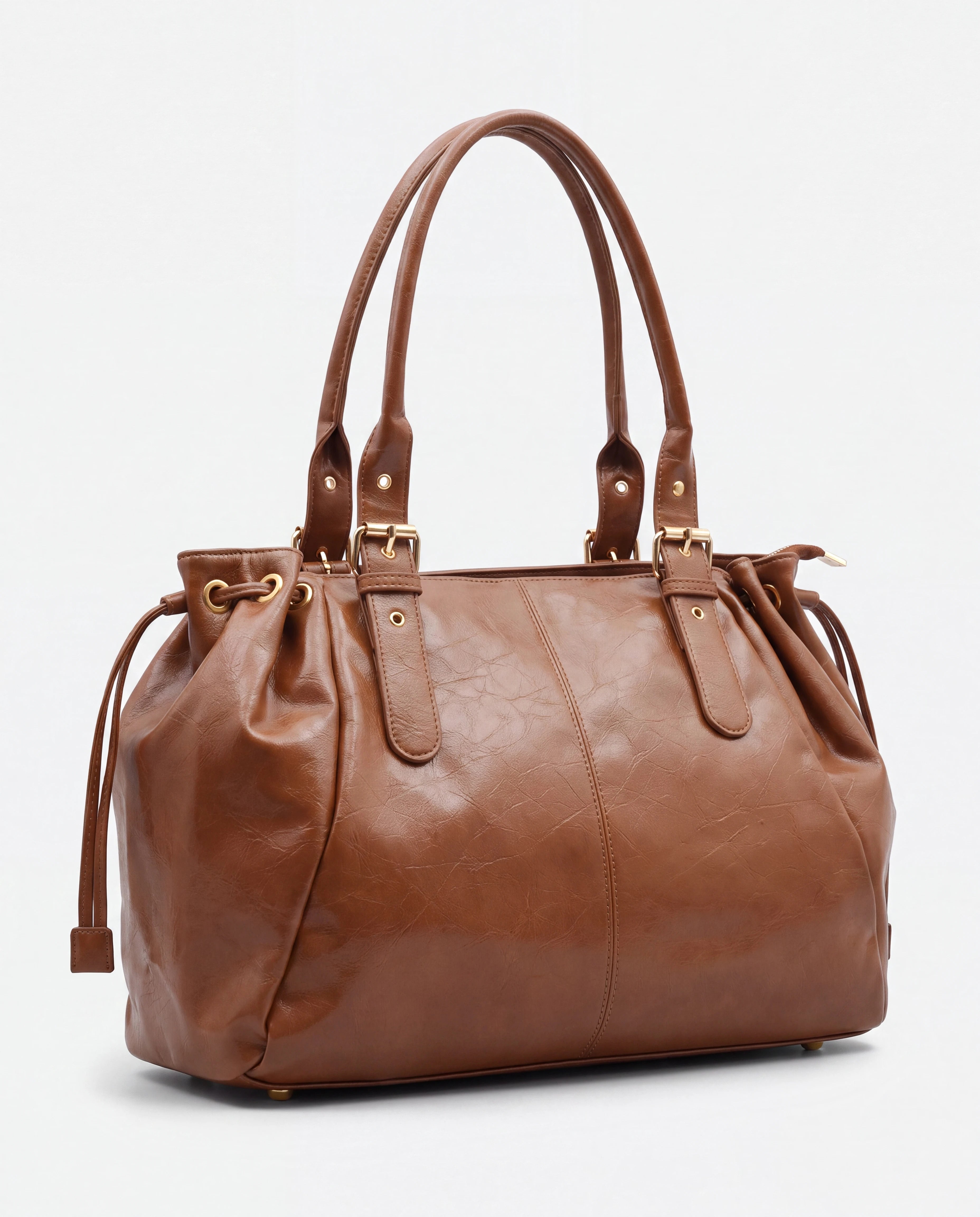 Grand sac à main de cours en simili lisse brillant Vanina coloris Marron — vue de trois quarts sur fond studio