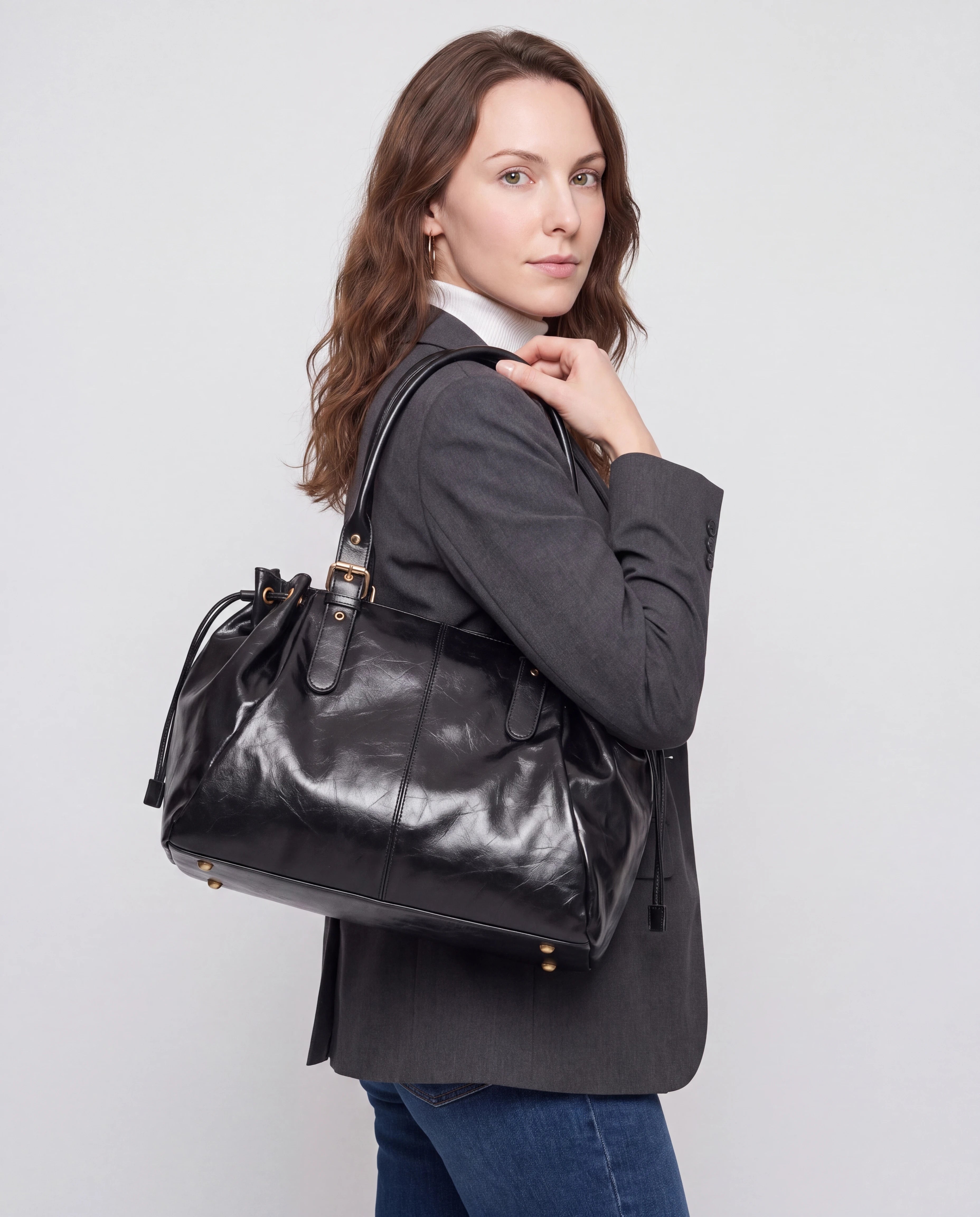 Grand sac à main de cours en simili lisse brillant Vanina coloris Noir — porté à l'épaule