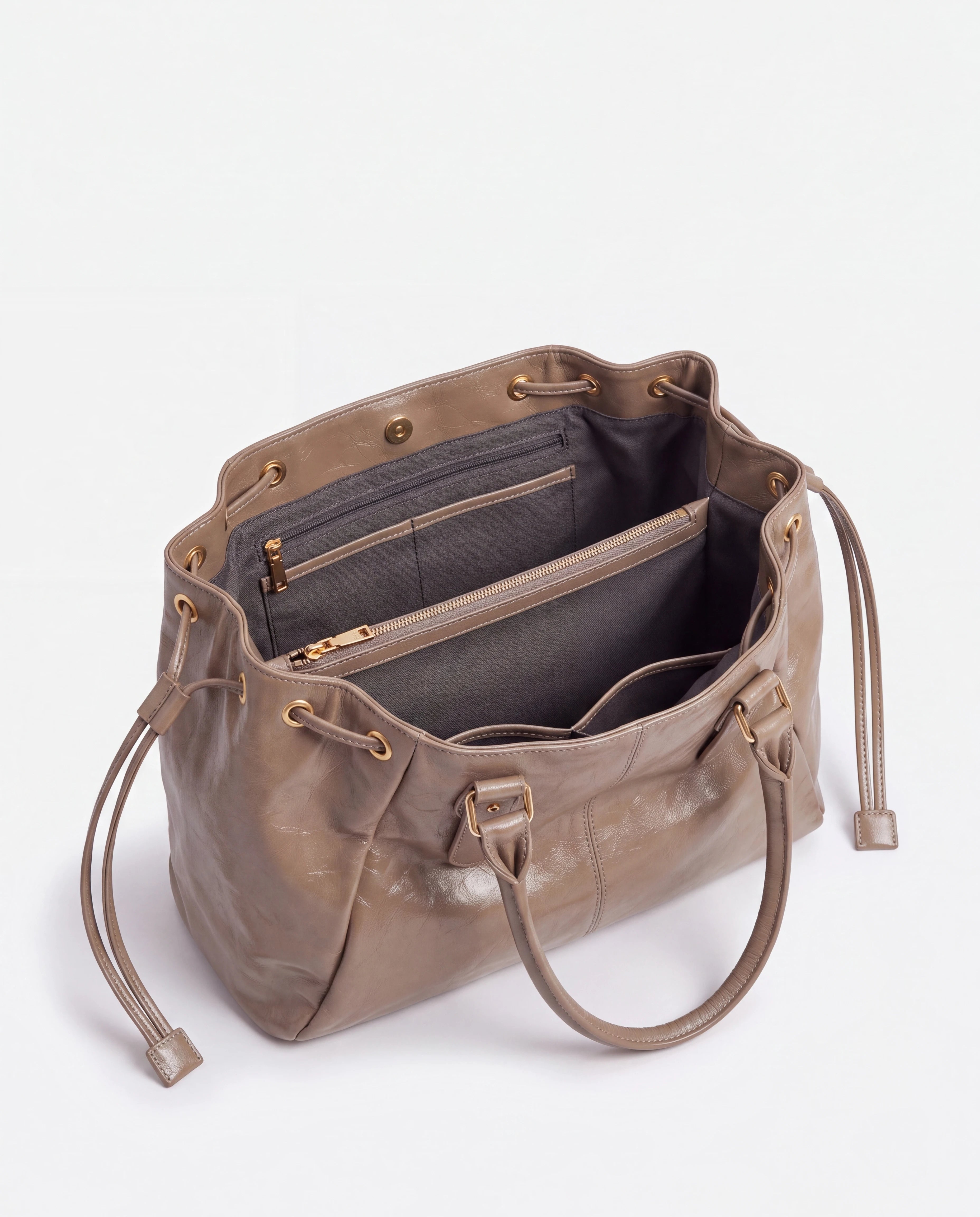 Grand sac à main de cours en simili lisse brillant Vanina coloris Taupe — intérieur vide, doublure et séparateur zippé