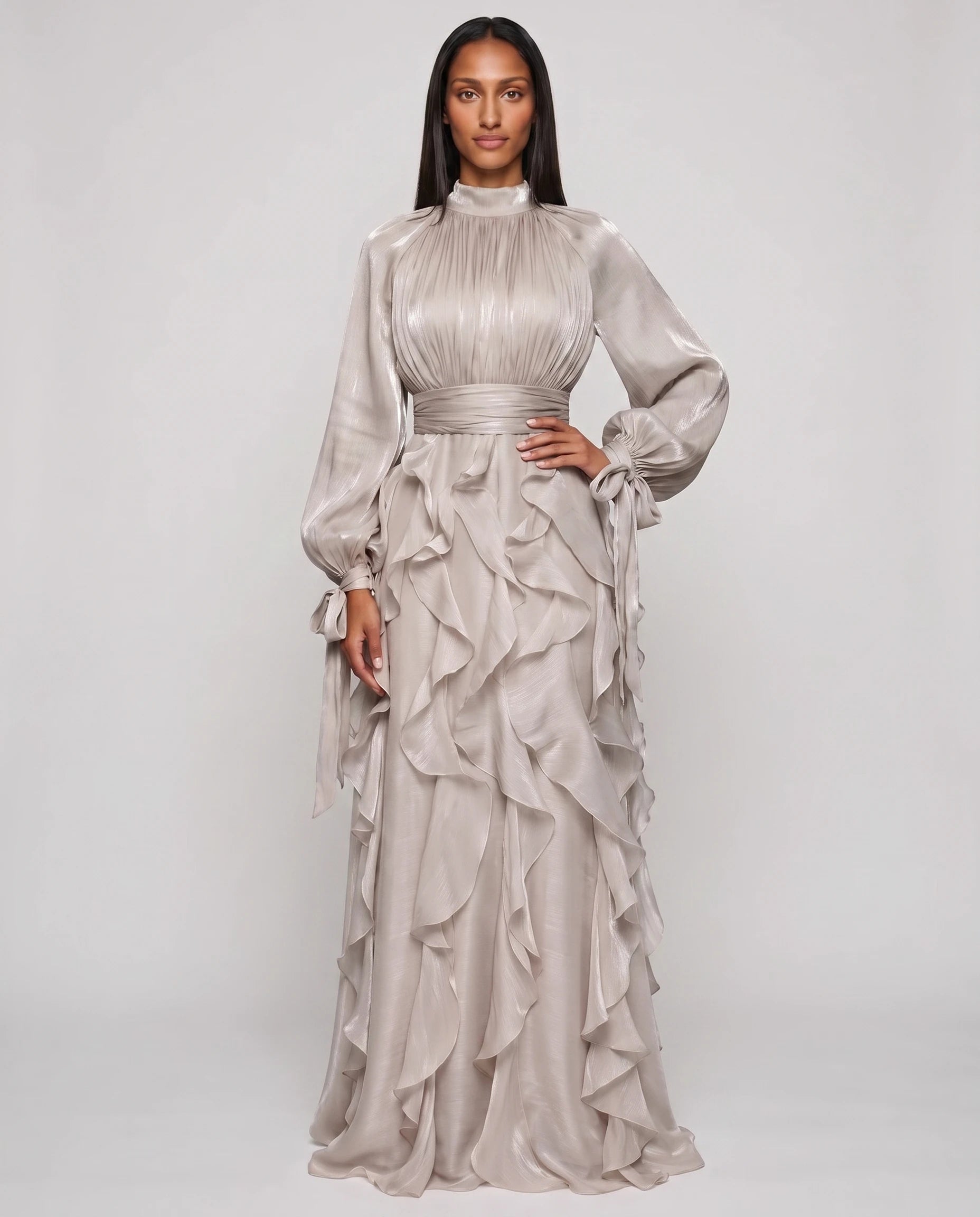 Robe de soiree longue a volants gris perle studio face