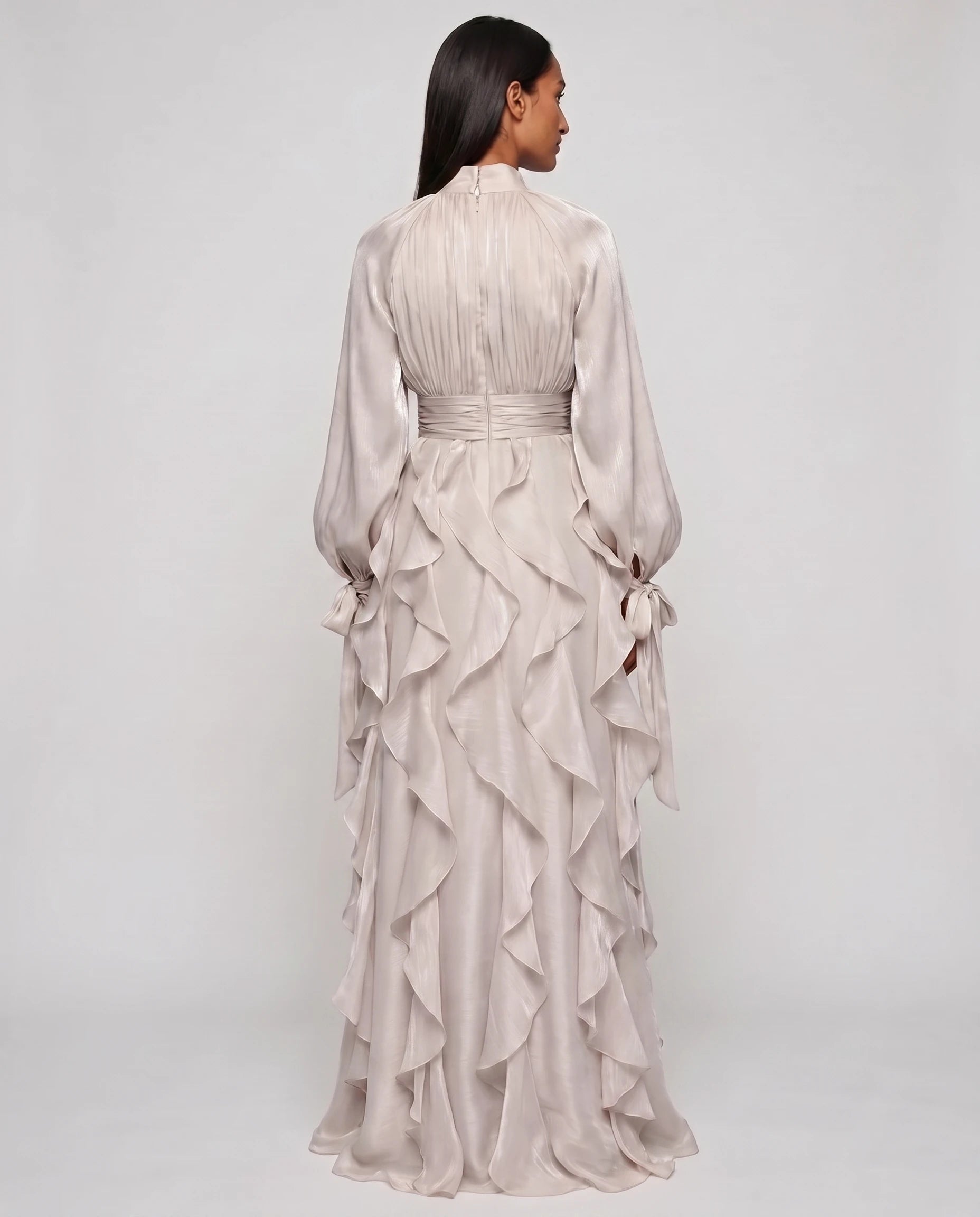 Robe de soiree longue a volants gris perle studio dos
