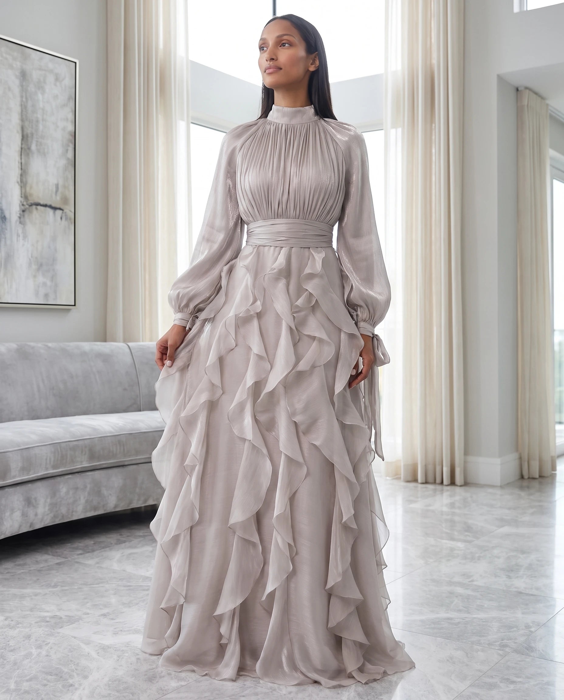 Robe de soiree longue a volants gris perle salon marbre contemporain