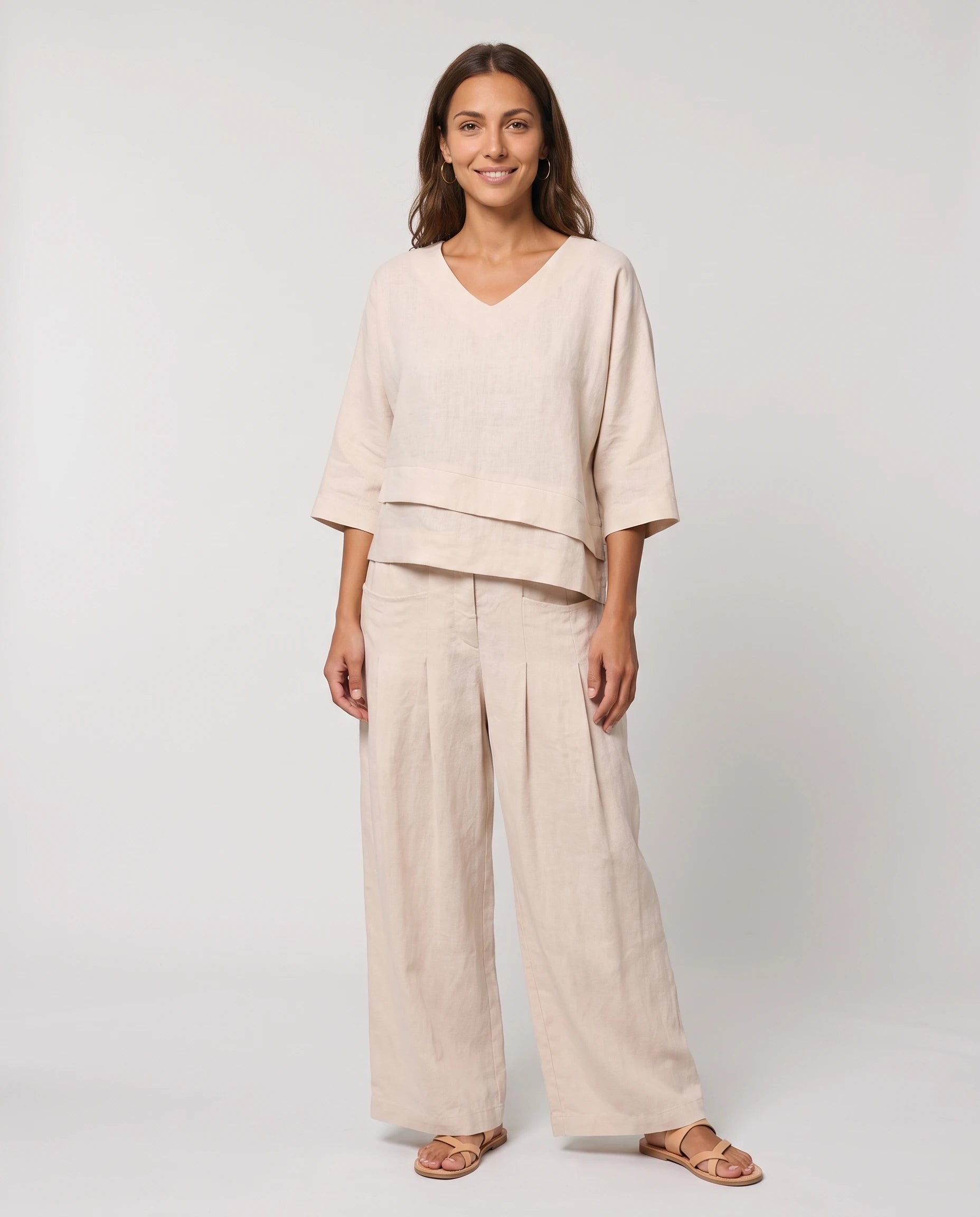 Ensemble top col V à ourlet superposé et pantalon large Isolde — Beige — vue face studio