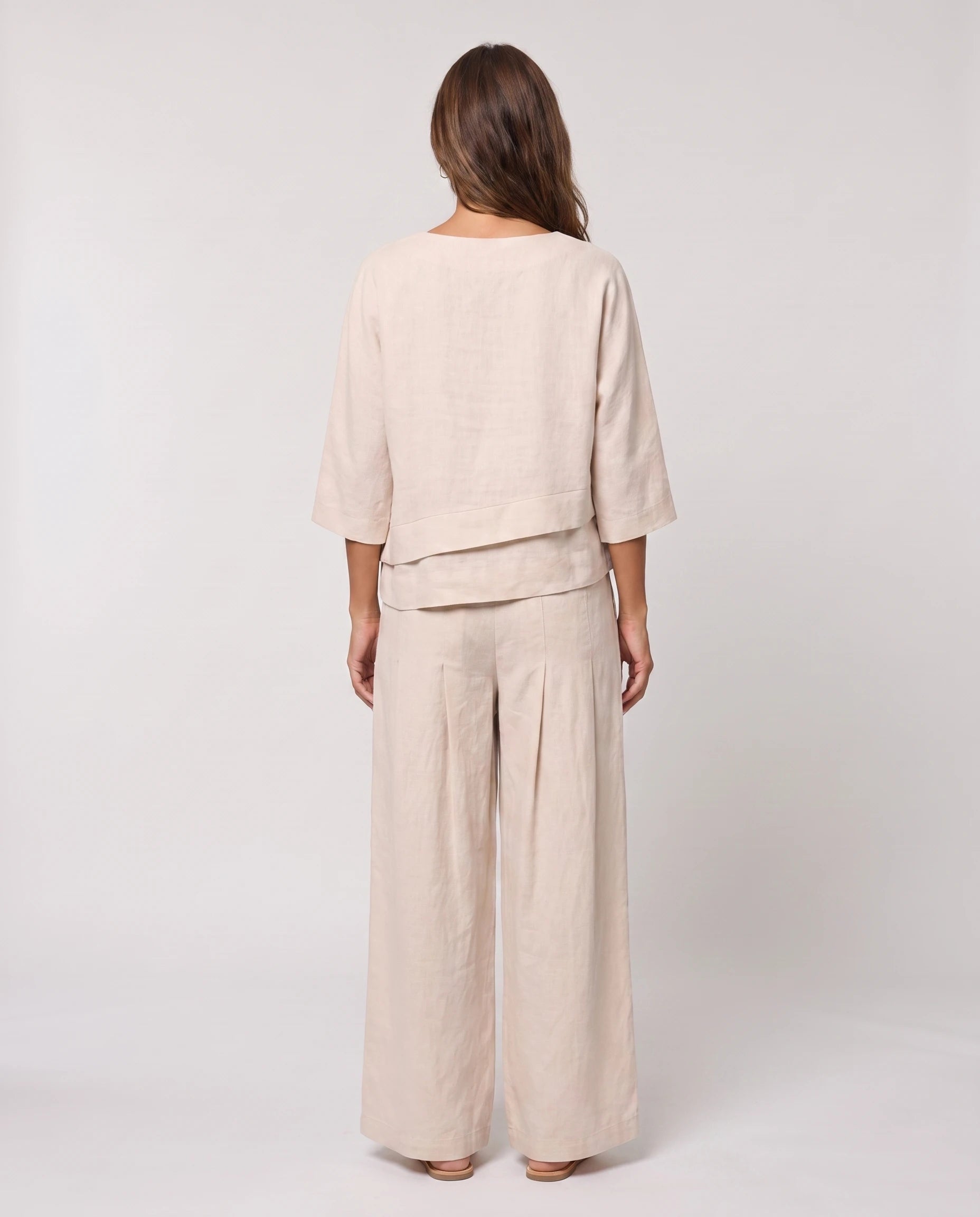 Ensemble top col V à ourlet superposé et pantalon large Isolde — Beige — vue dos studio