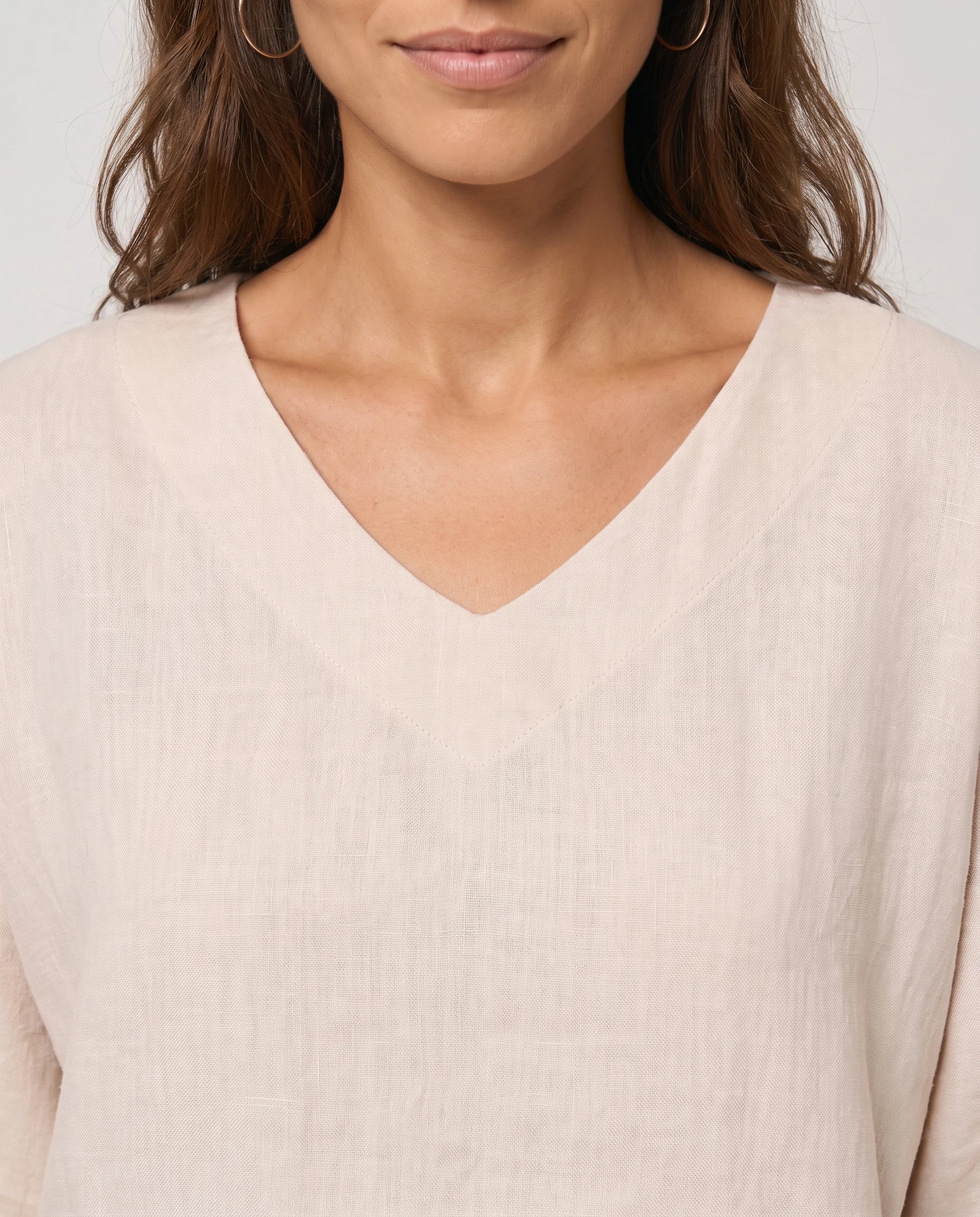 Ensemble top col V à ourlet superposé et pantalon large Isolde — Beige — détail col V et ourlet superposé