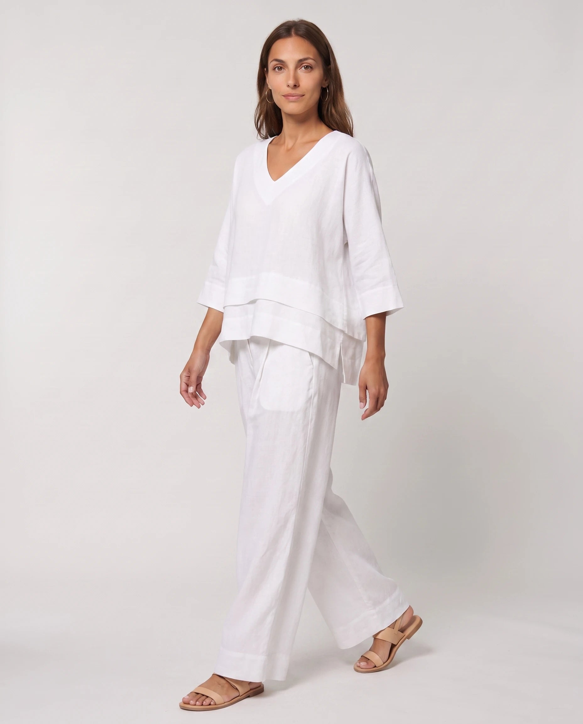 Ensemble top col V à ourlet superposé et pantalon large Isolde — Blanc — vue studio pose