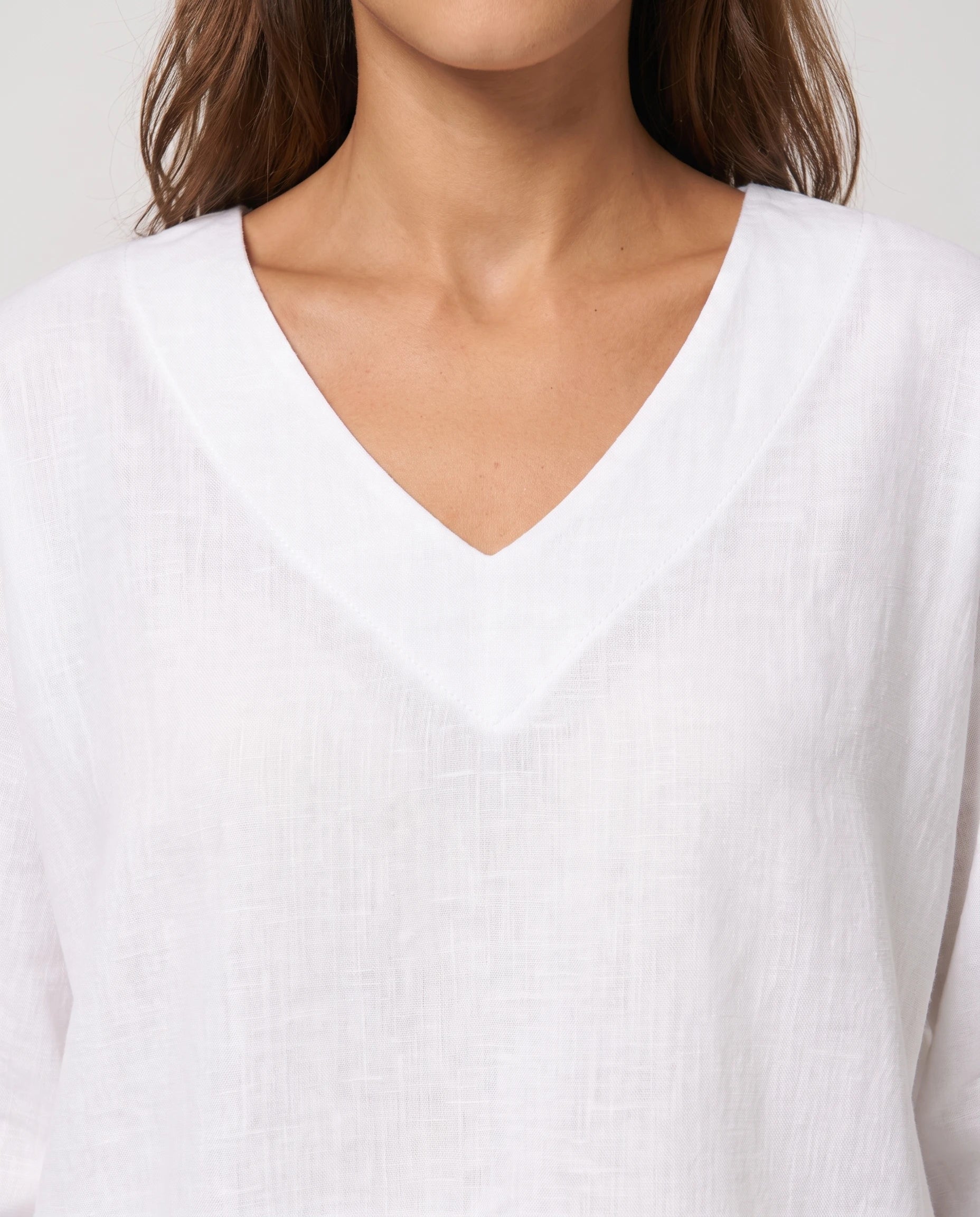 Ensemble top col V à ourlet superposé et pantalon large Isolde — Blanc — détail col V et ourlet superposé
