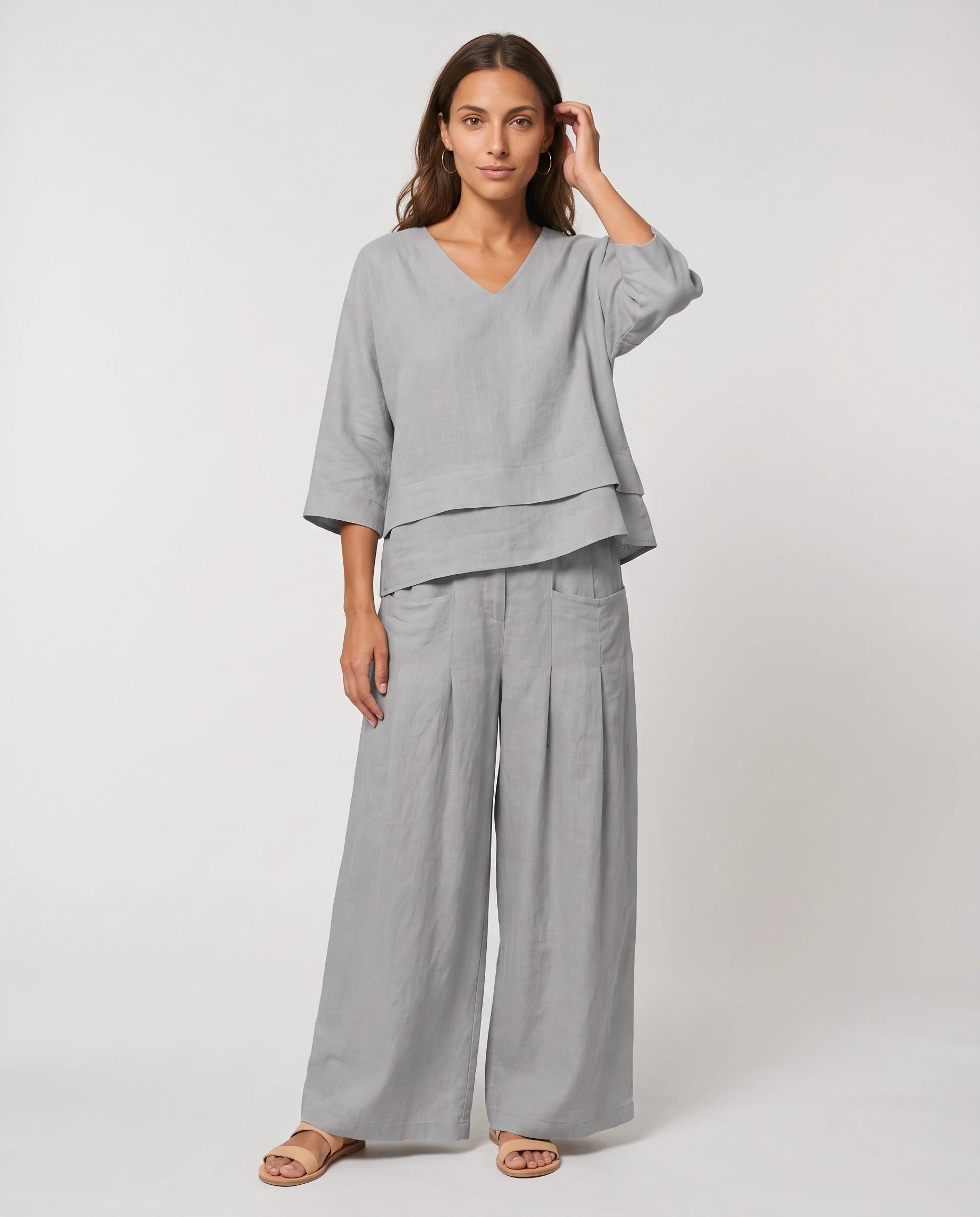 Ensemble top col V à ourlet superposé et pantalon large Isolde — Gris — vue face studio