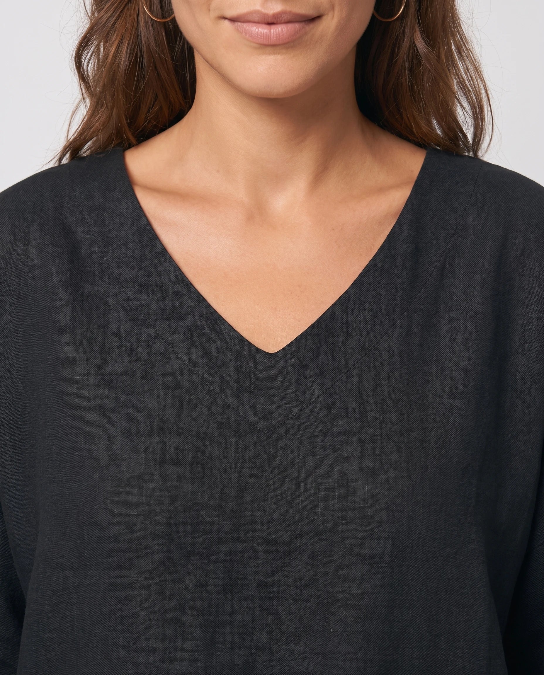 Ensemble top col V à ourlet superposé et pantalon large Isolde — Noir — détail col V et ourlet superposé
