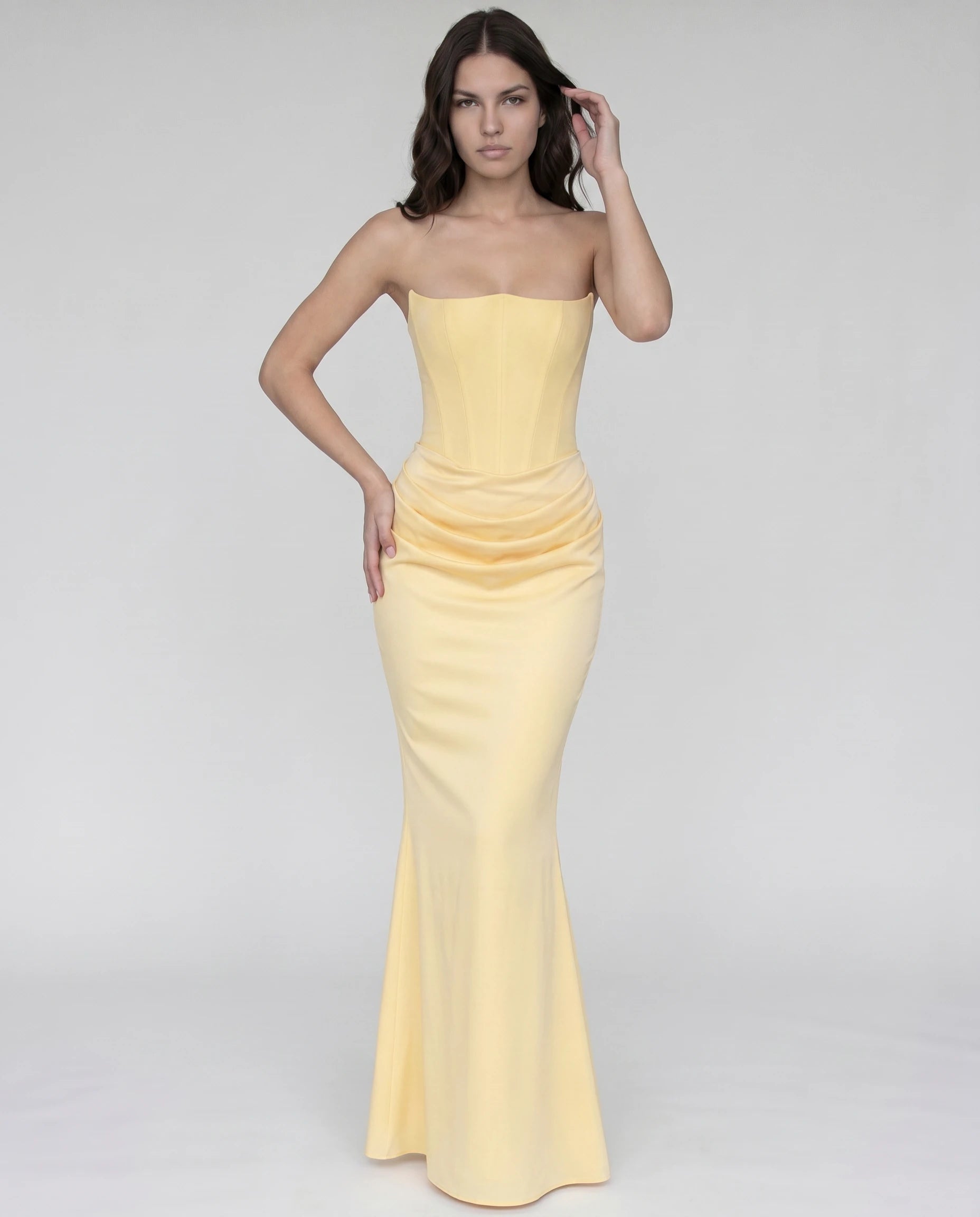 Robe corset jaune beurre, main dans les cheveux