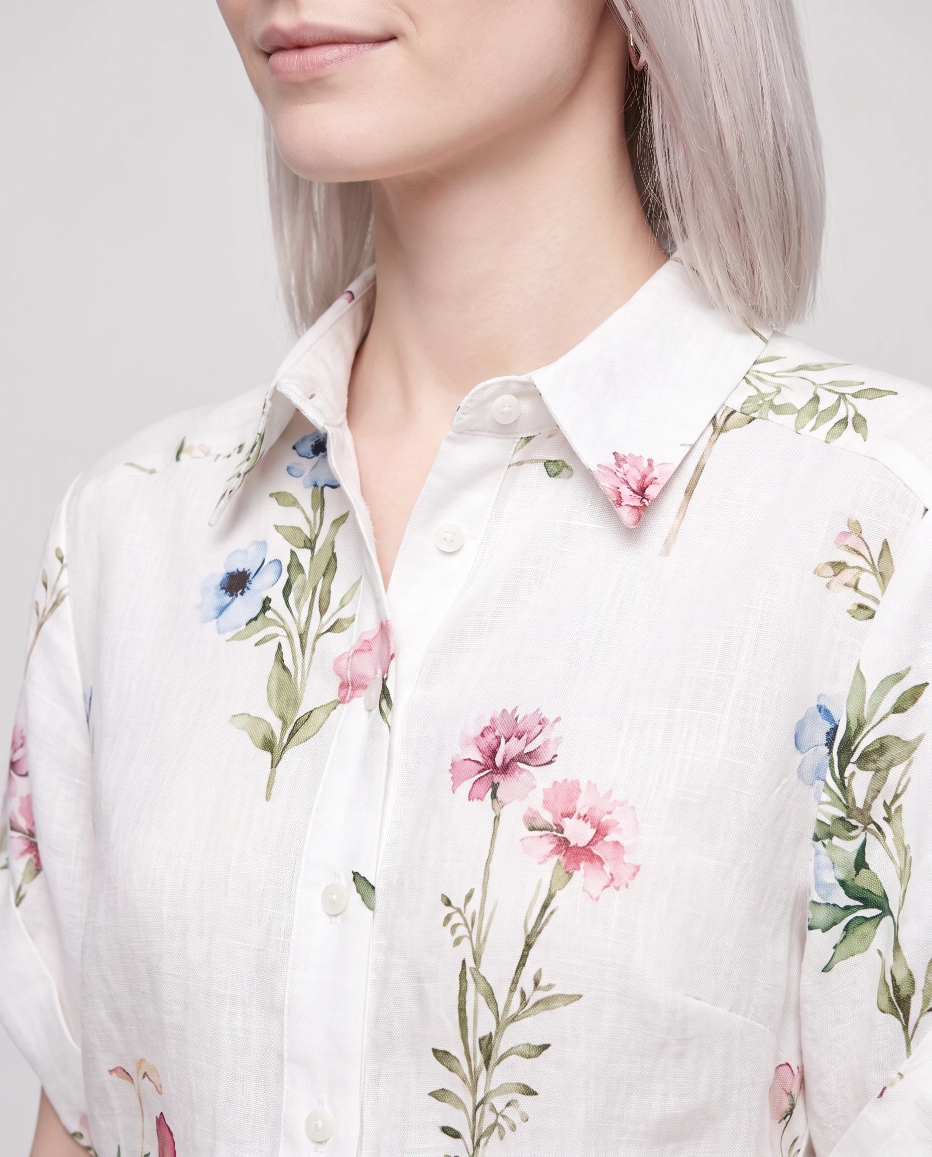 Ensemble chemise fleurie et short taille haute — Josseline — Blanc — detail du tissu et de l imprime