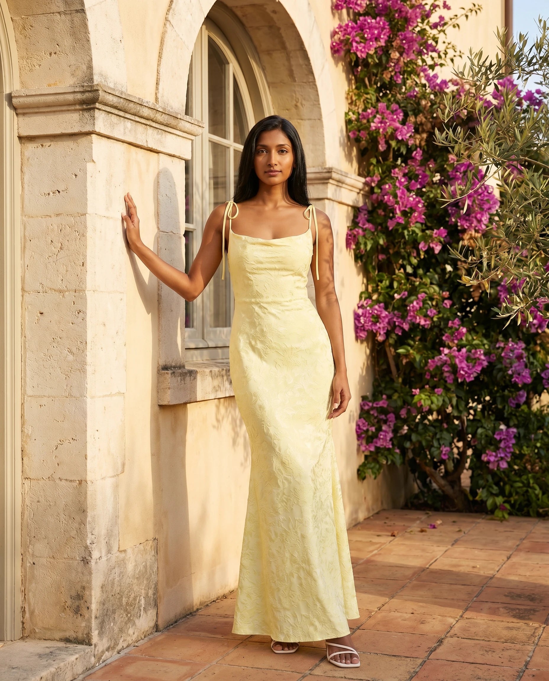 Robe longue jaune citron cour méditerranéenne