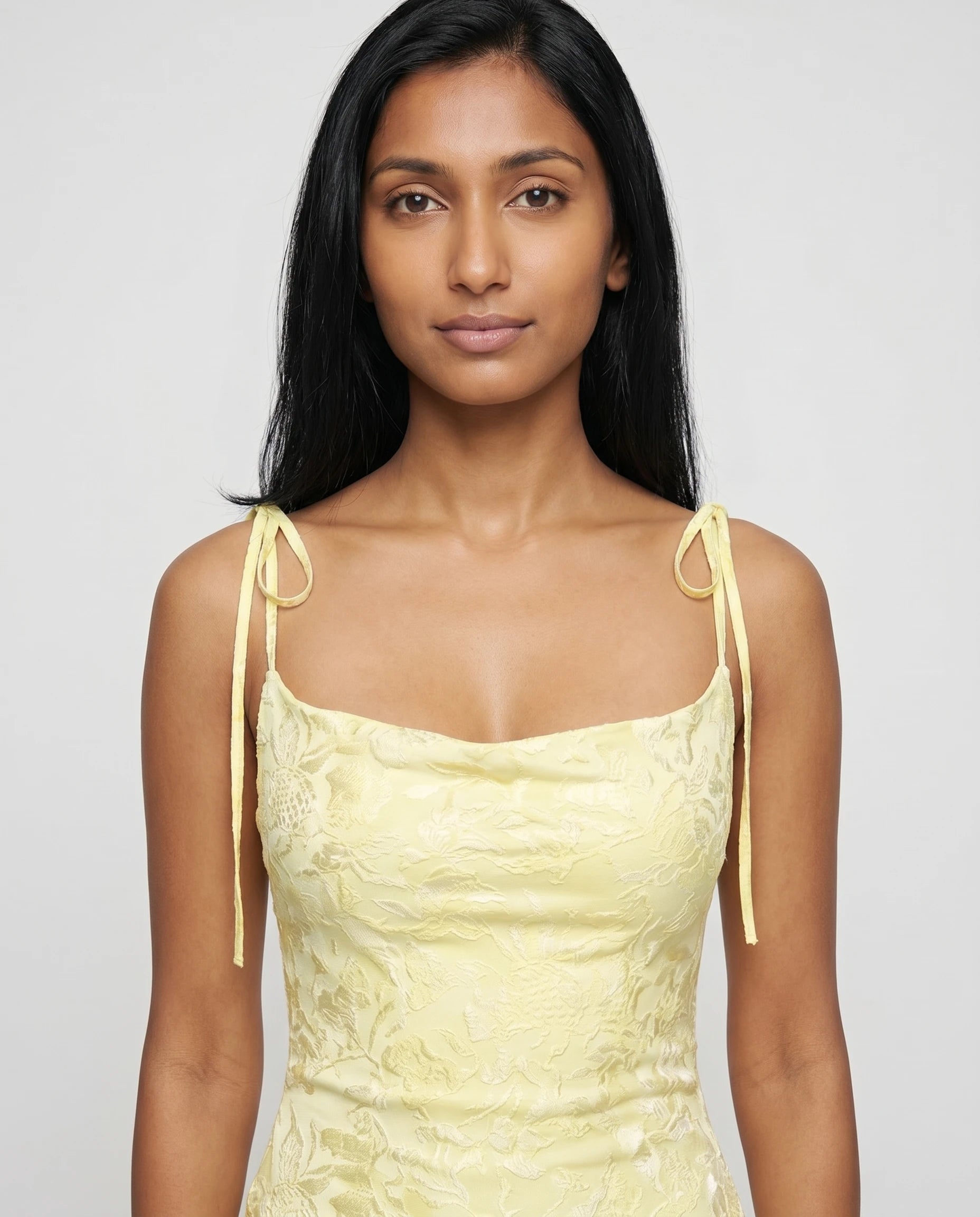 Détail cowl neck jaune citron bretelles nouées