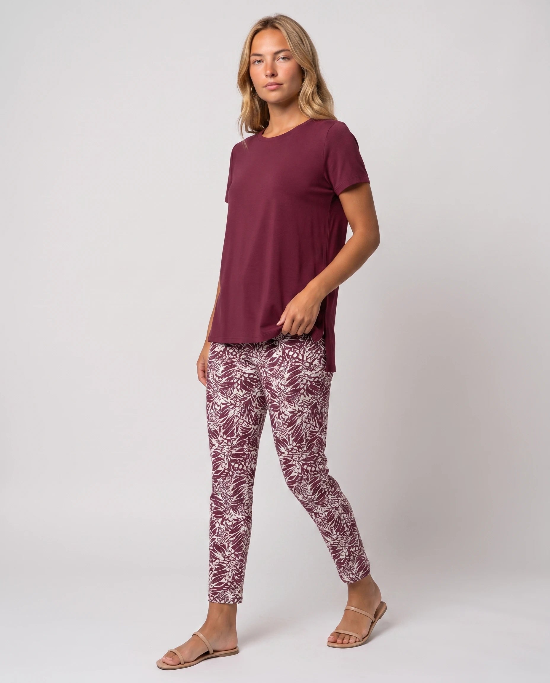 Ensemble top fluide et pantalon slim imprimé Léonore — Bordeaux — vue studio pose