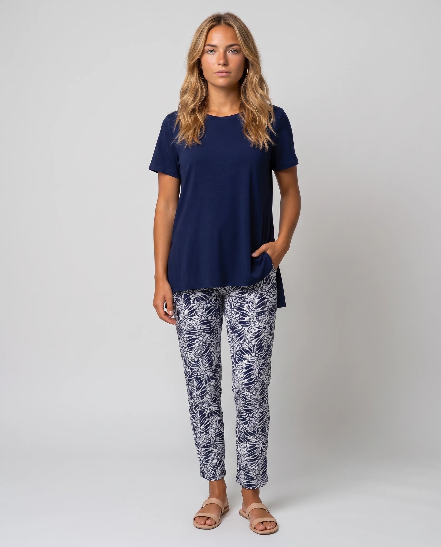 Ensemble top fluide et pantalon slim imprimé Léonore — Bleu Marine — vue face studio