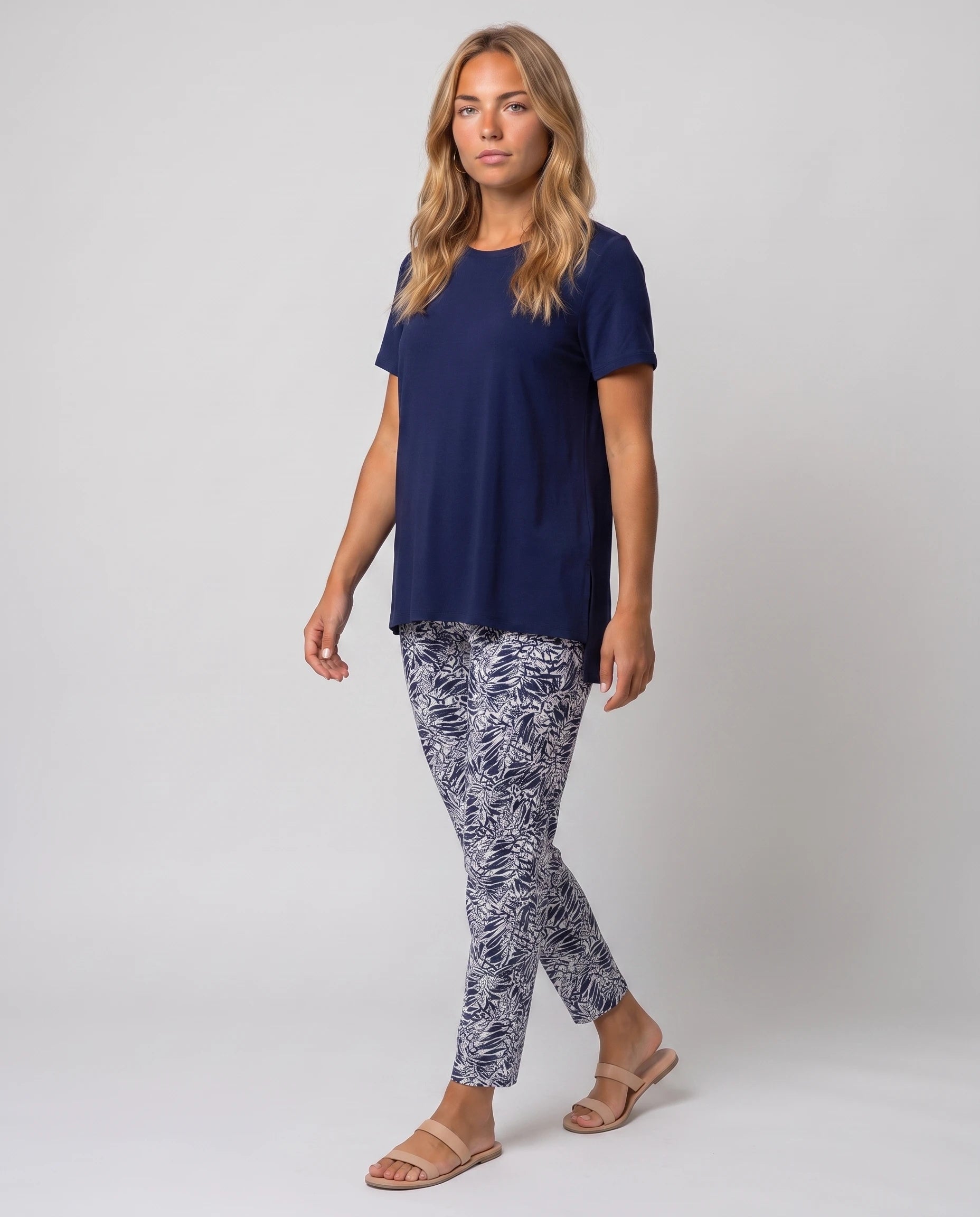 Ensemble top fluide et pantalon slim imprimé Léonore — Bleu Marine — vue studio pose