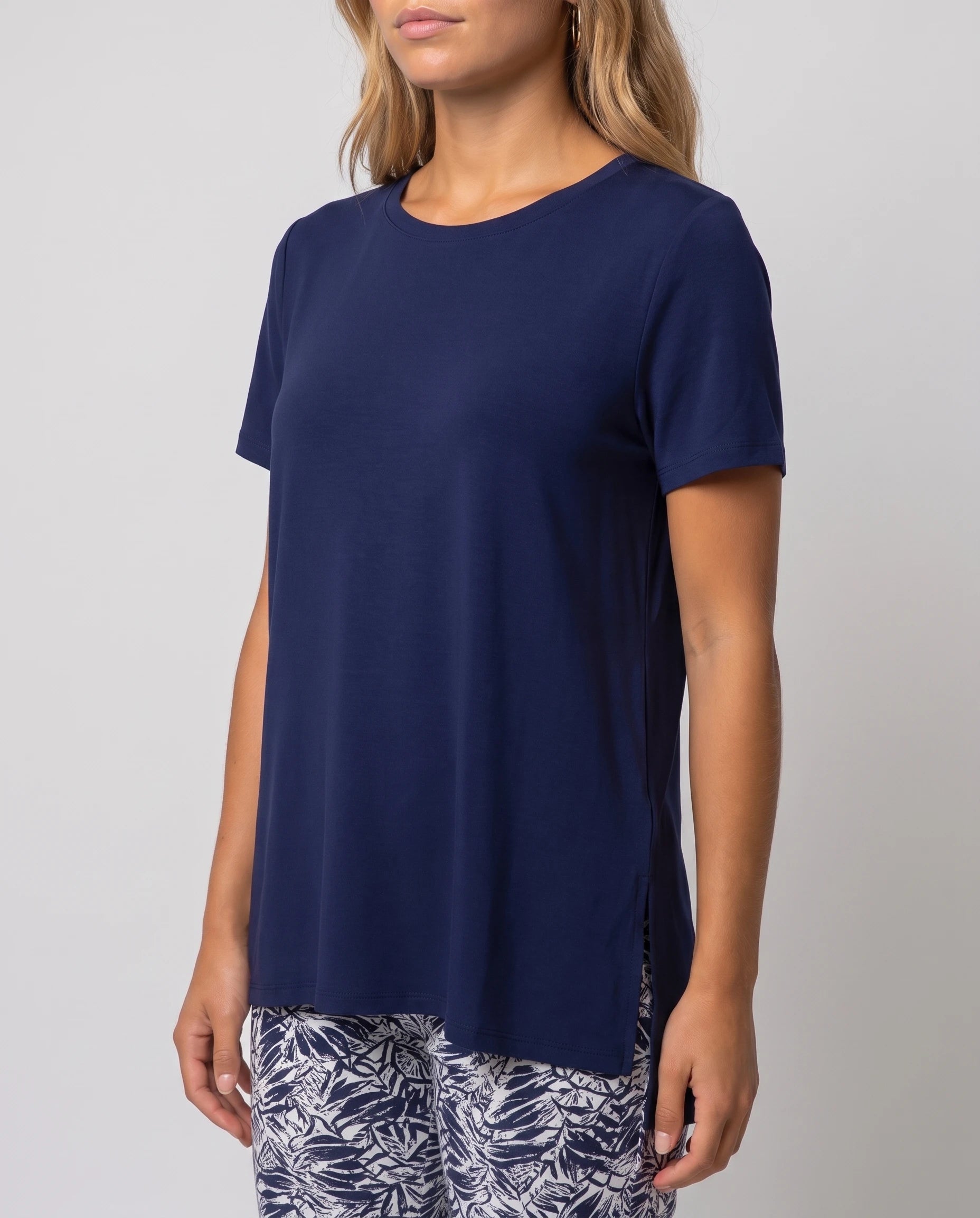 Ensemble top fluide et pantalon slim imprimé Léonore — Bleu Marine — détail col rond et imprimé