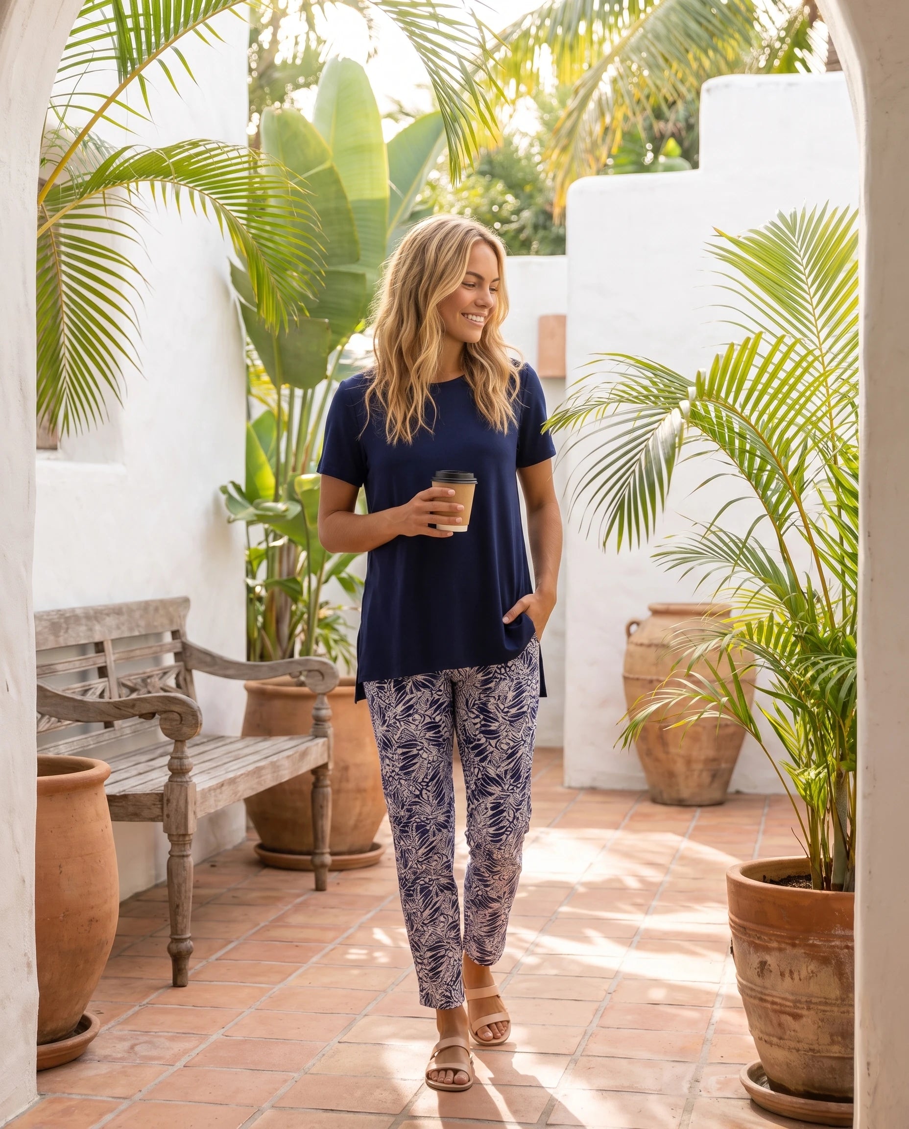 Ensemble top fluide et pantalon slim imprimé Léonore — Bleu Marine — portée, lifestyle