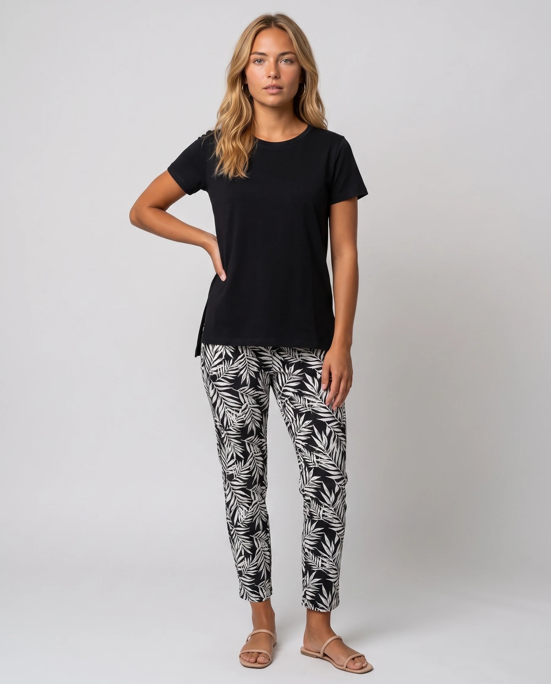 Ensemble top fluide et pantalon slim imprimé Léonore — Noir — vue face studio