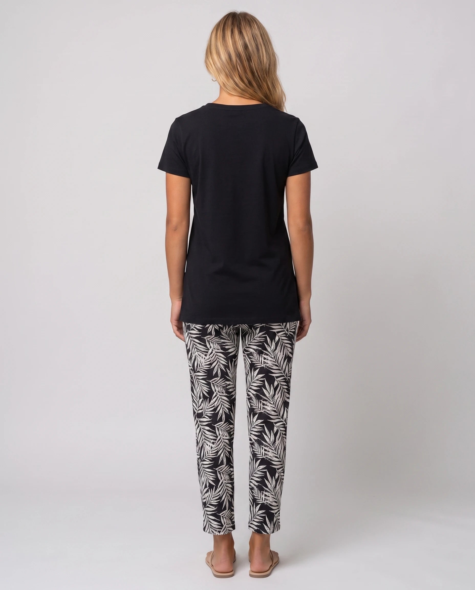 Ensemble top fluide et pantalon slim imprimé Léonore — Noir — vue dos studio