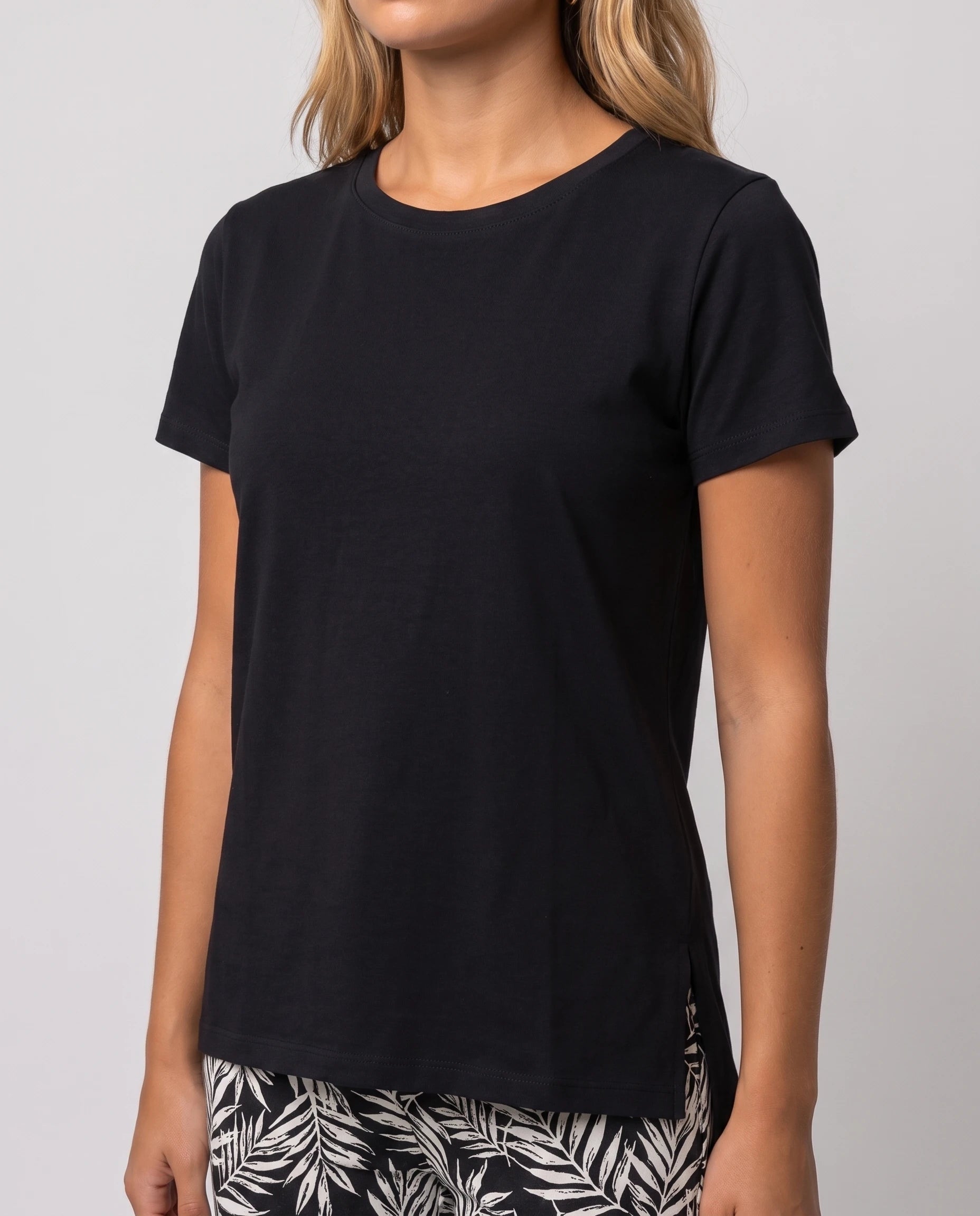Ensemble top fluide et pantalon slim imprimé Léonore — Noir — détail col rond et imprimé