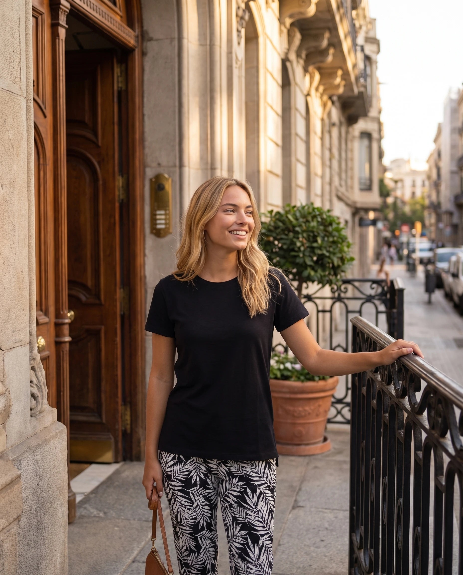 Ensemble top fluide et pantalon slim imprimé Léonore — Noir — portée, lifestyle