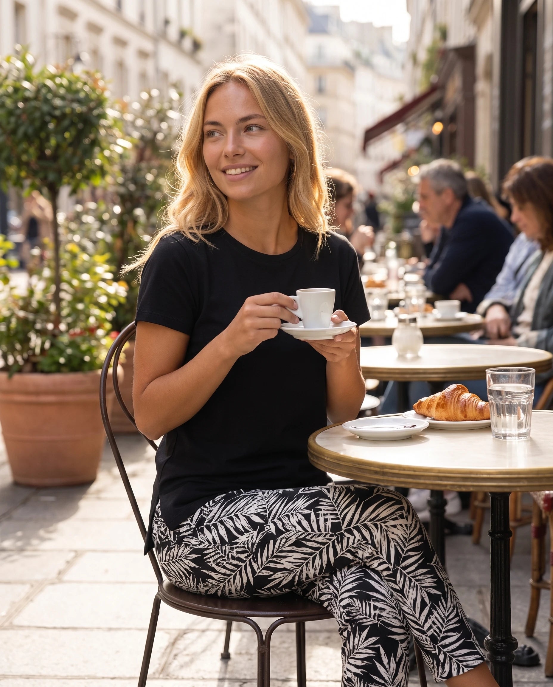 Ensemble top fluide et pantalon slim imprimé Léonore — Noir — portée, lifestyle 2