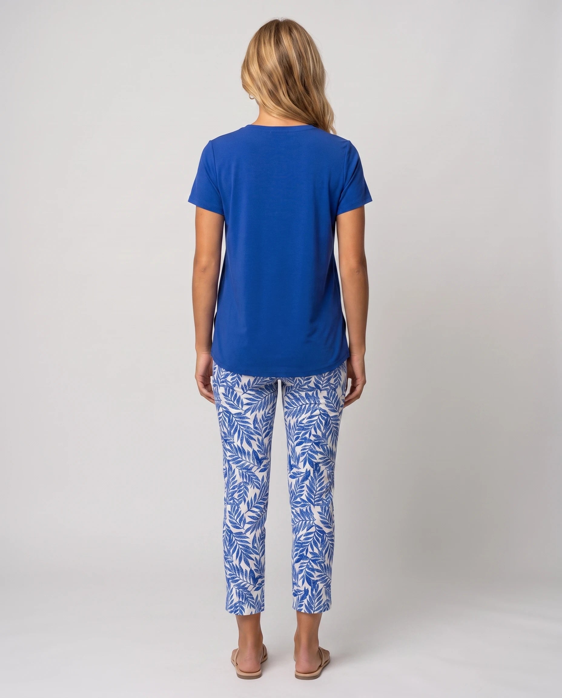 Ensemble top fluide et pantalon slim imprimé Léonore — Bleu Roi — vue dos studio