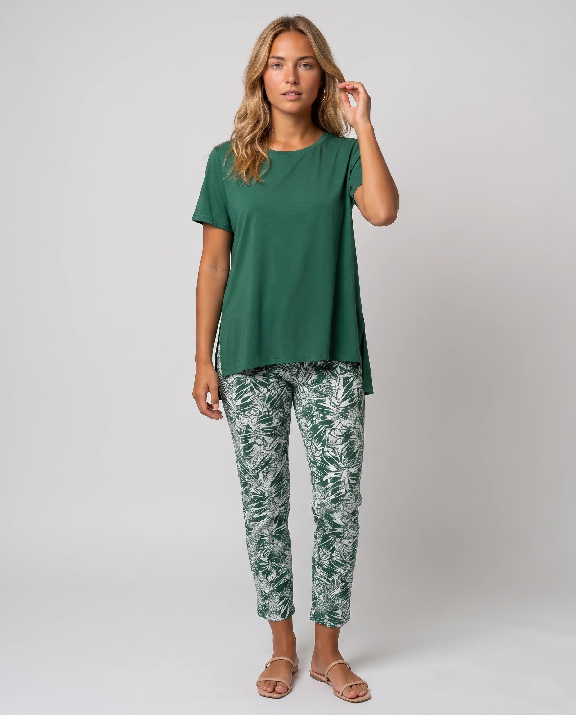 Ensemble top fluide et pantalon slim imprimé Léonore — Vert — vue face studio